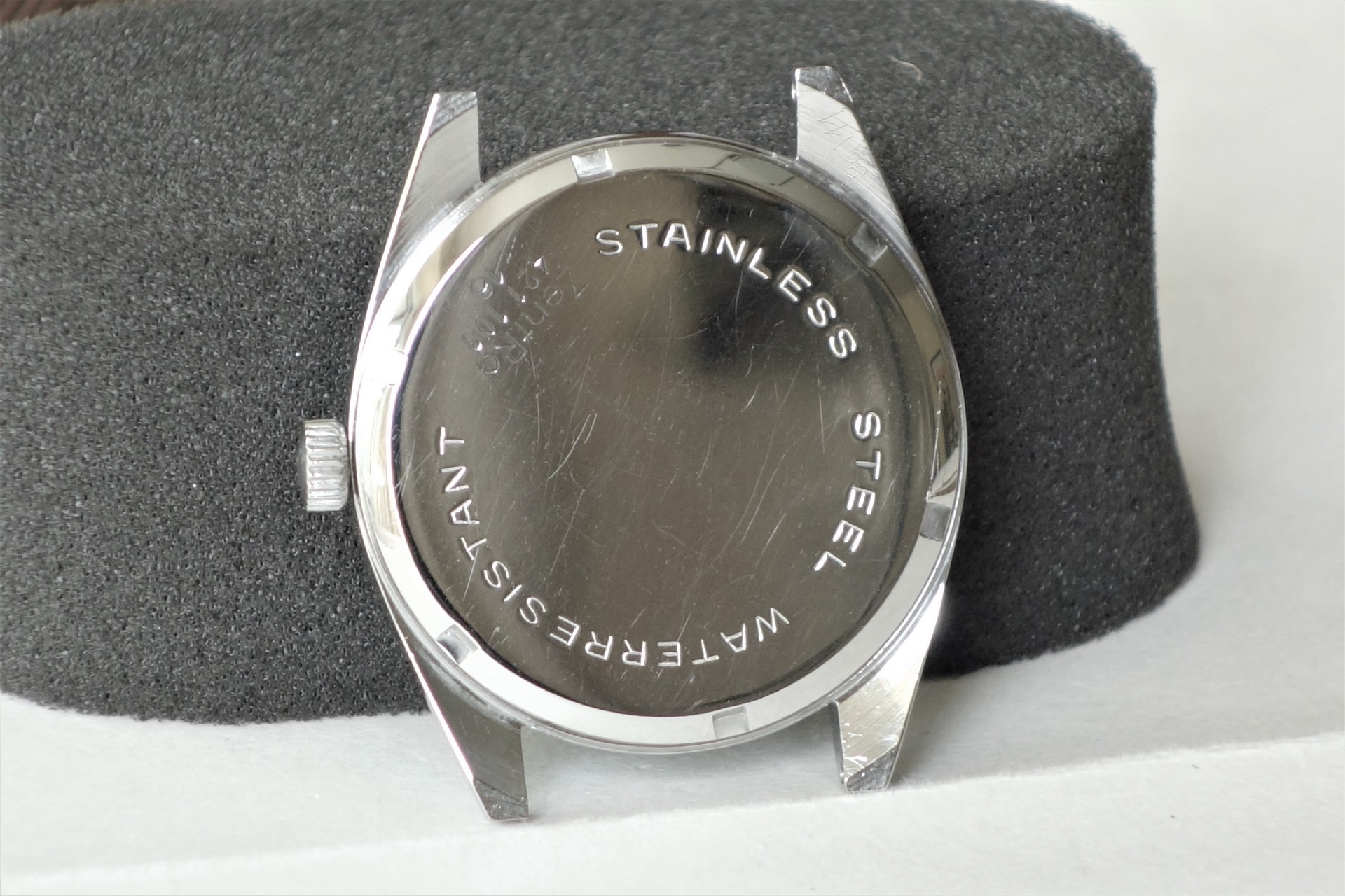 Silberfarbenes Uhrengehäuse mit Edelstahlboden und seitlicher Krone.