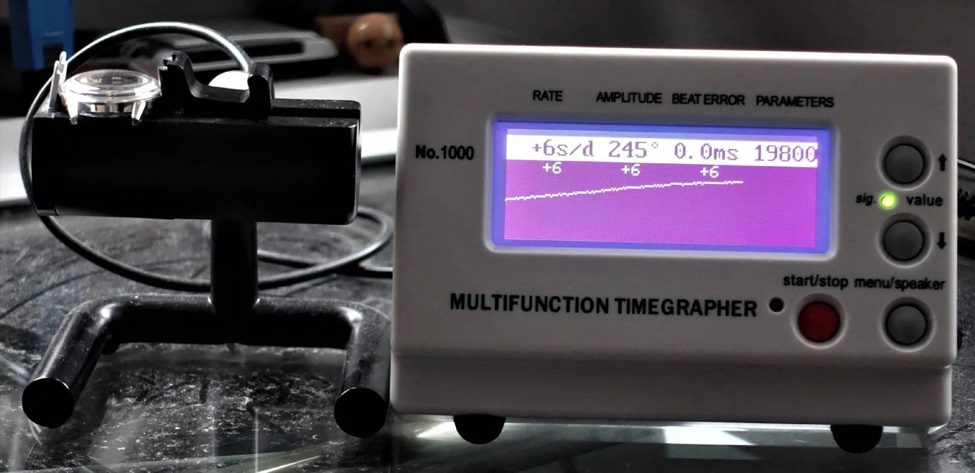 Elektronisches Zeitwaagen Messgerät mit Display zur Überprüfung mechanischer Uhren.