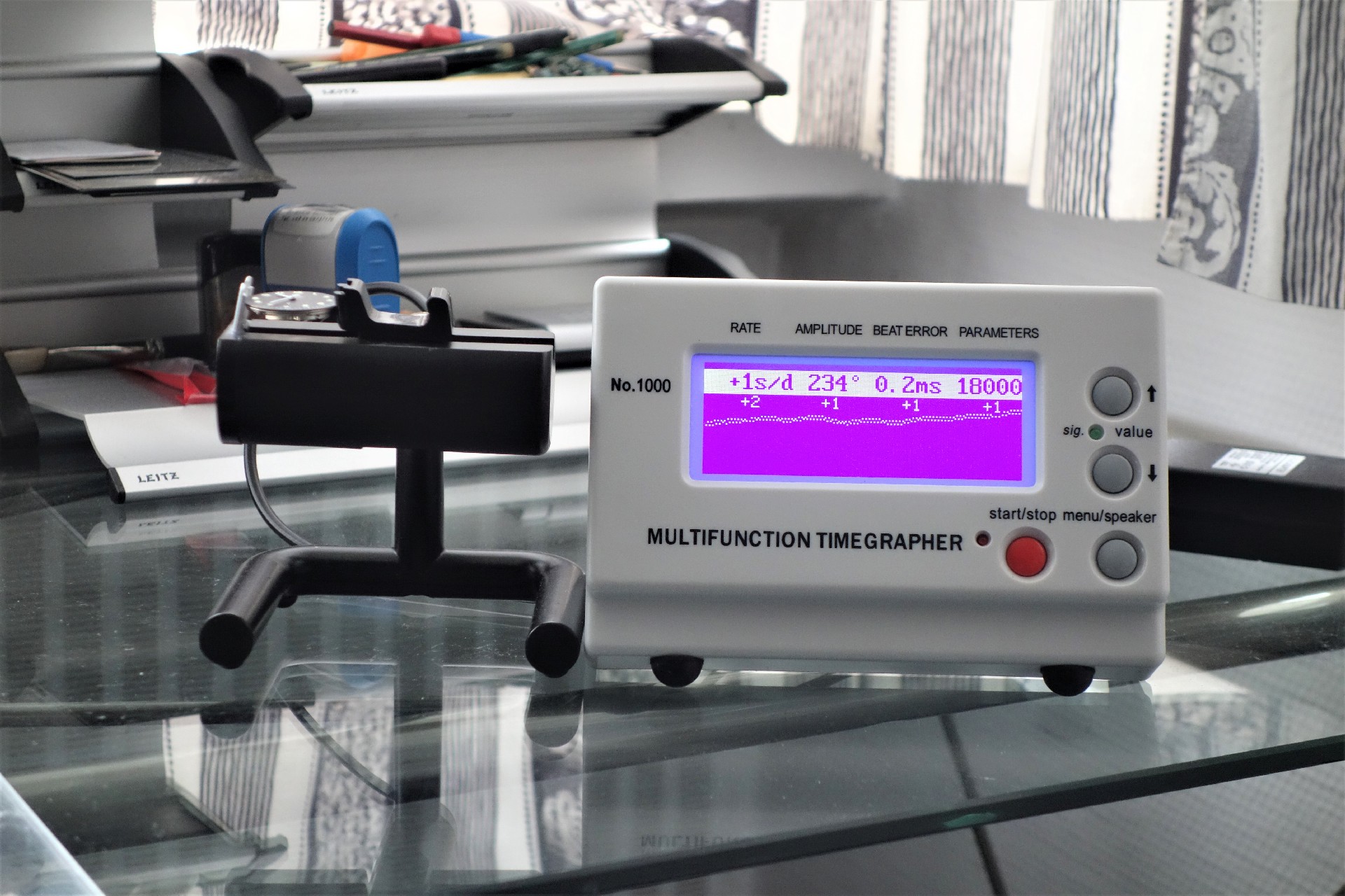 Elektronisches Zeitwaagen Messgerät zur Überprüfung von mechanischen Uhren.