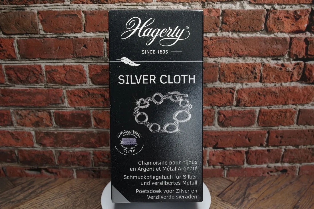 Schwarze Verpackung mit einem Schmuckpflegetuch für Silber und versilbertes Metall.