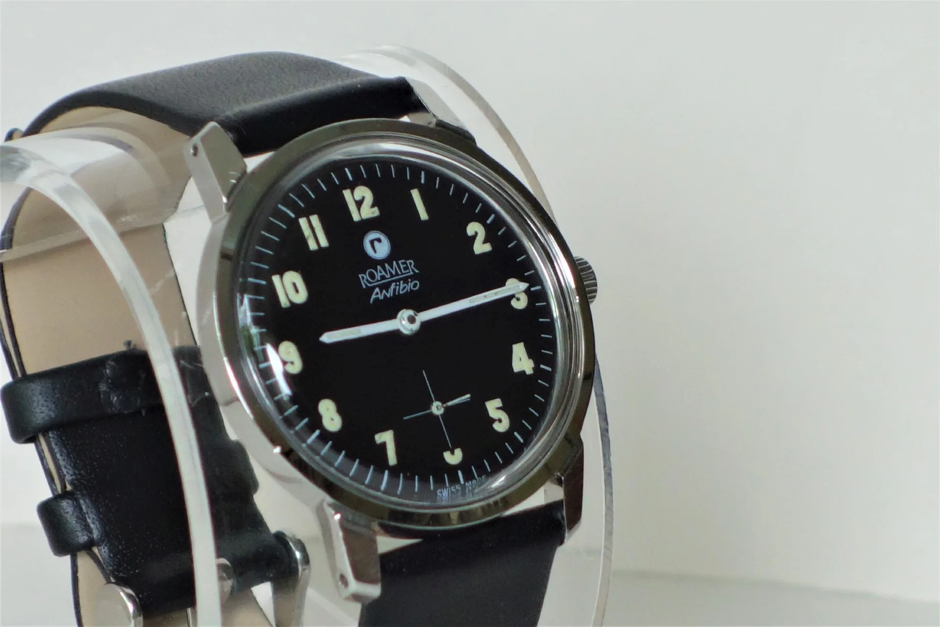 Roamer Anfibio Uhr Schwarze Armbanduhr mit hellem Zifferblatt und schwarzem Armband.