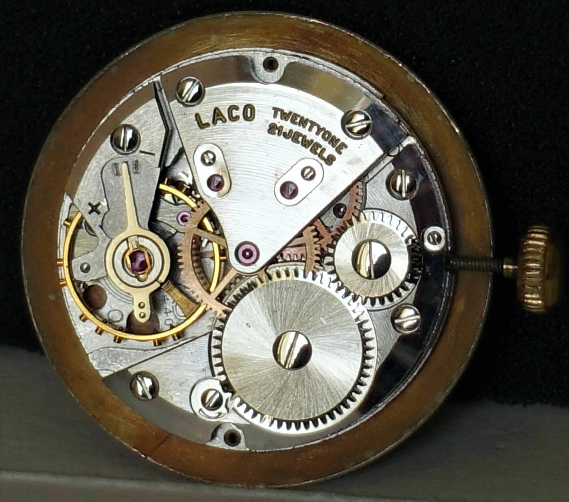 Uhrwerk Laco mechanisch Mechanisches Uhrwerk von Laco mit sichtbaren Zahnrädern und Aufzugswelle in silberner und goldfarbener Ausführung.