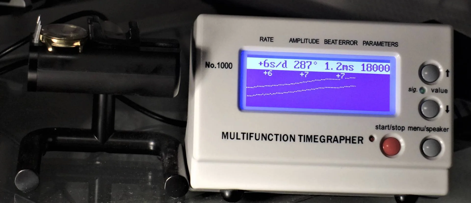 Elektronisches Zeitwaagen Messgerät mit digitalem Display zur Überprüfung von mechanischen Uhren.