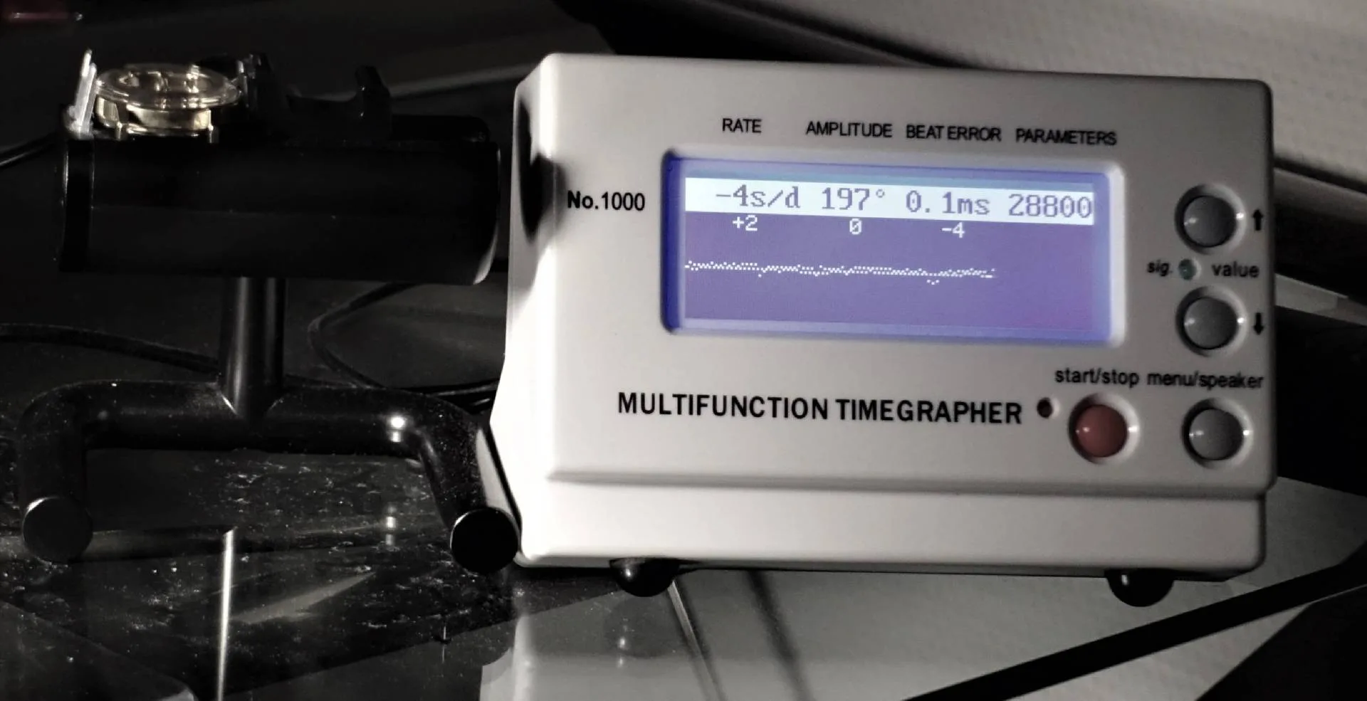 Elektronisches Zeitwaagen Messgerät zur Überprüfung von mechanischen Uhrwerken.