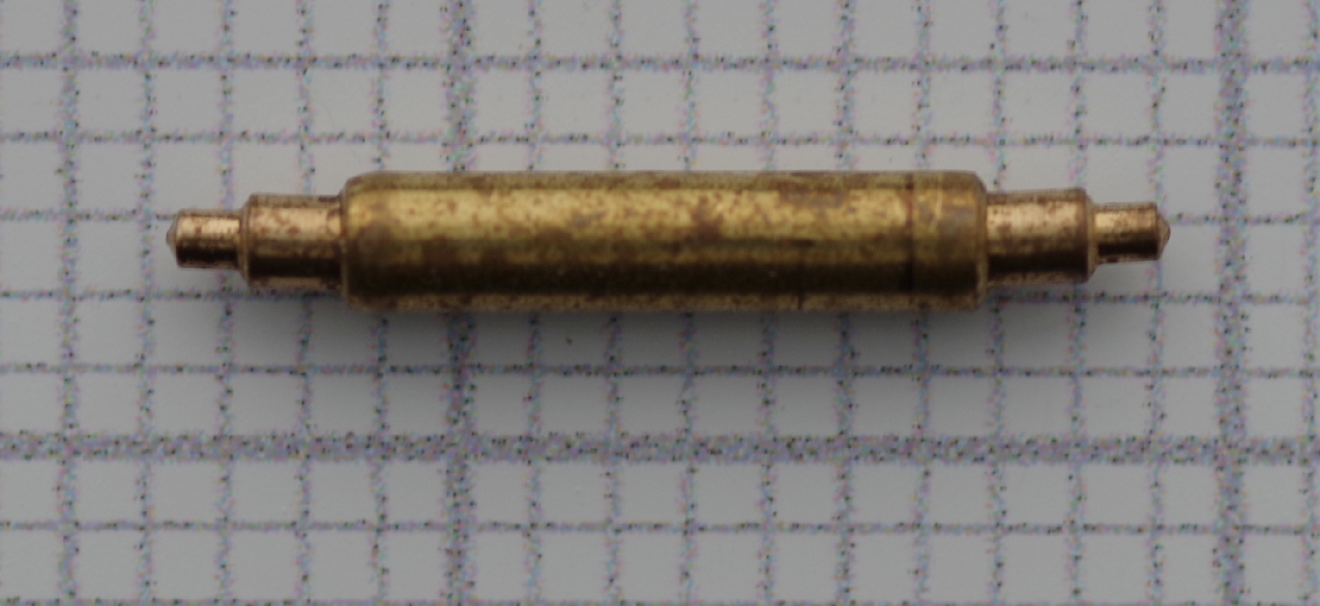 Messingfarbener Federsteg für Uhrenarmbänder, etwa 20 Millimeter lang.