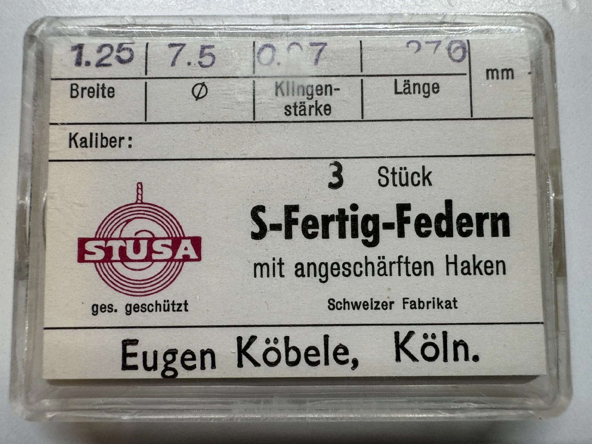 S-Fertig-Federn Set Set mit drei S-Fertig-Federn für Uhren mit angeschärften Haken in transparenter Kunststoffbox.