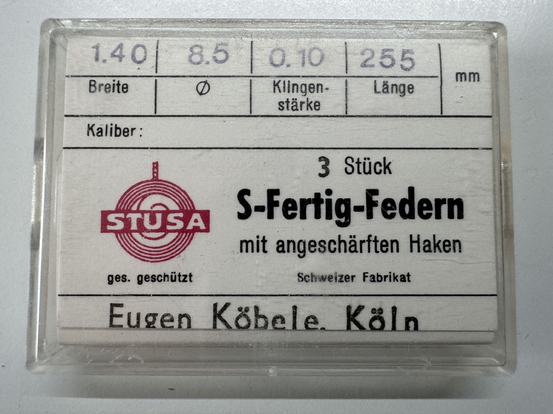 Verpackung mit drei S-Fertig-Federn für Uhren mit angeschärften Haken.