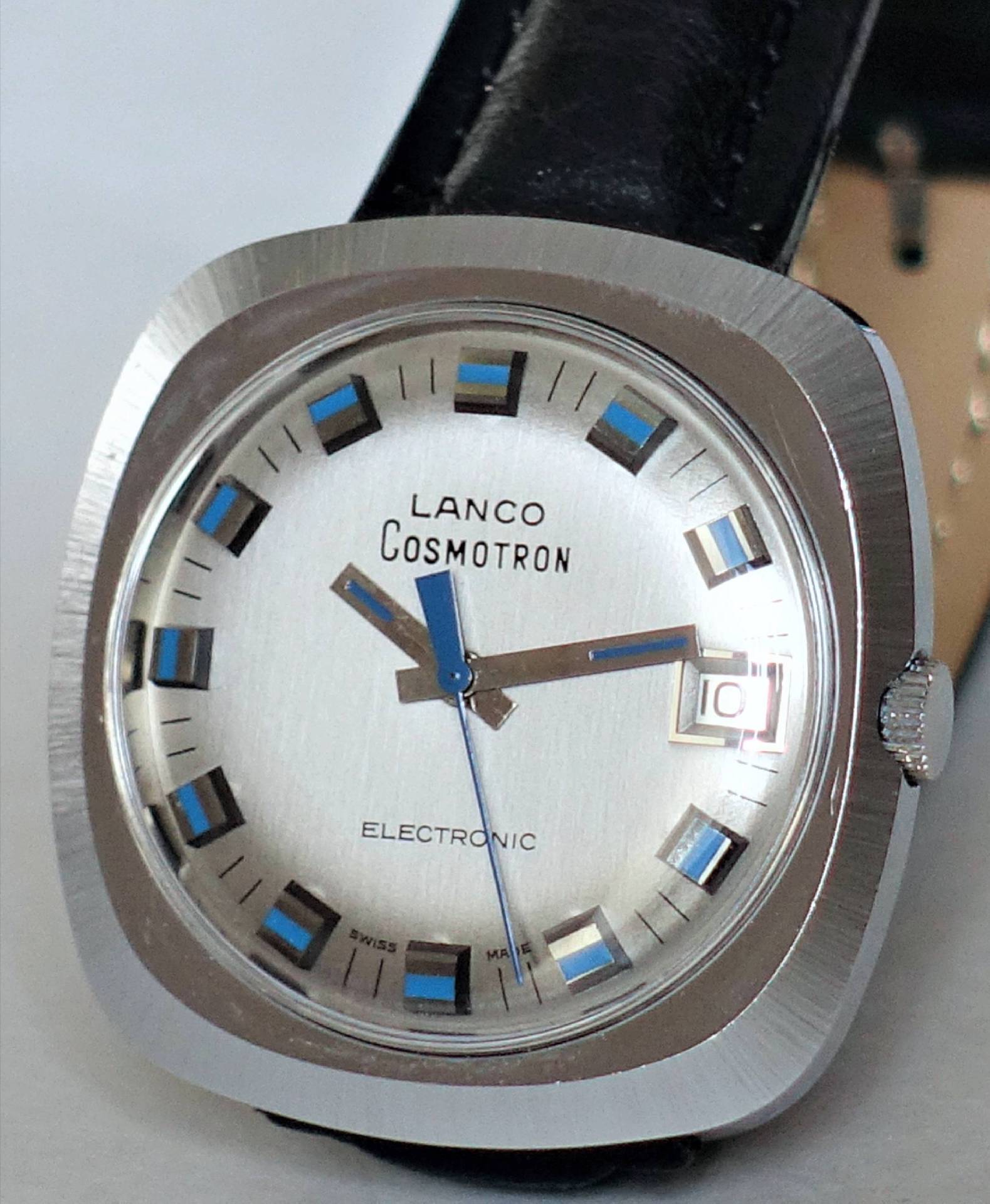 Silberfarbene Lanco Cosmotron Armbanduhr mit schwarzem Lederarmband und blau-silbernen Indizes.
