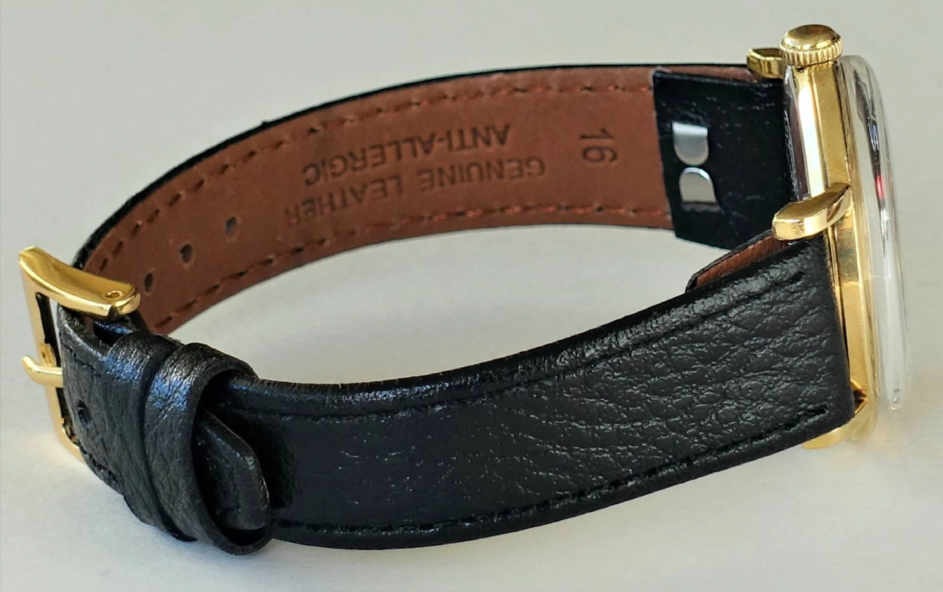 Armbanduhr schwarz goldfarben Armbanduhr mit schwarzem Lederarmband und goldfarbenem Gehäuse.