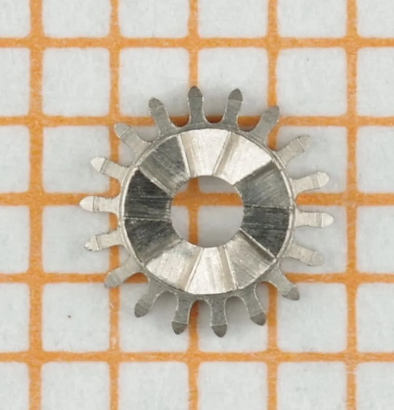 Kleines gezacktes Sperrkegelrad aus Metall für Uhrwerke.