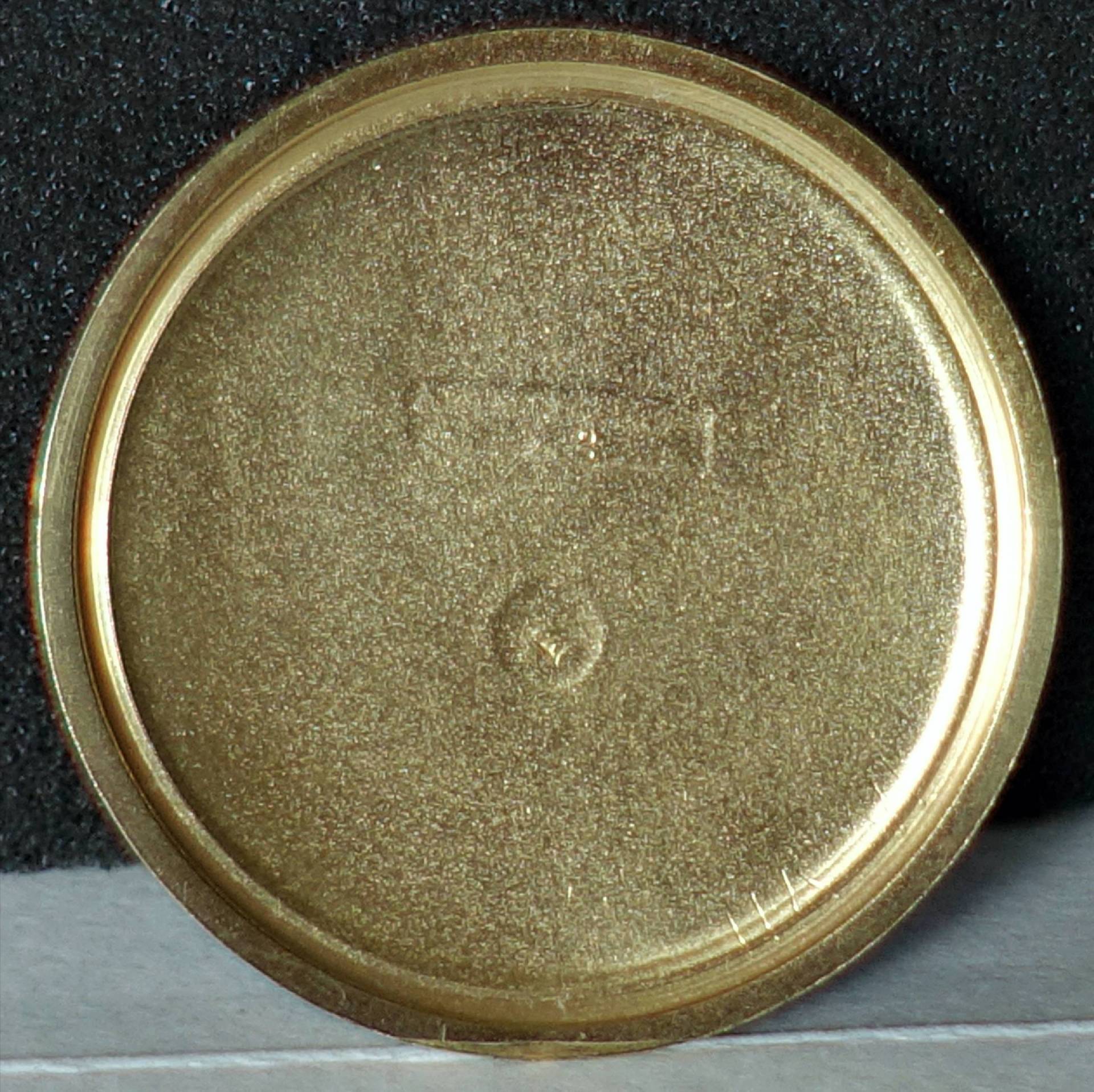 Runder Uhrenboden in goldfarbener Ausführung.