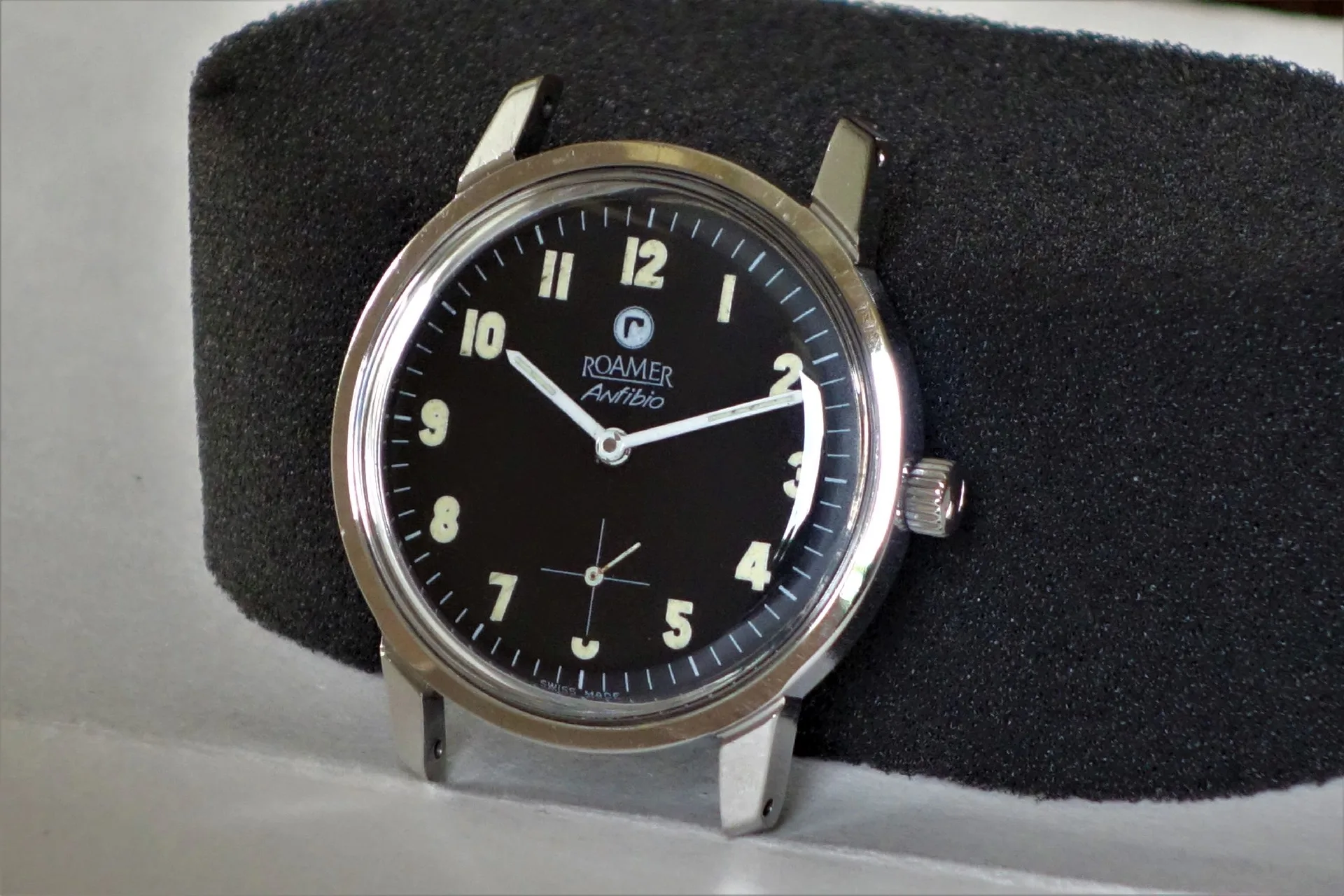 Roamer Armbanduhr schwarz Schwarze Armbanduhr mit silberfarbenem Gehäuse und weißen Zeigern.