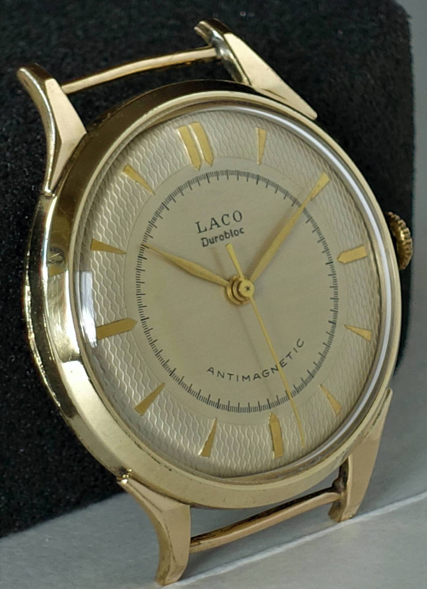 Runde Armbanduhr in goldfarbener Optik mit hellem Zifferblatt und goldfarbenen Zeigern.