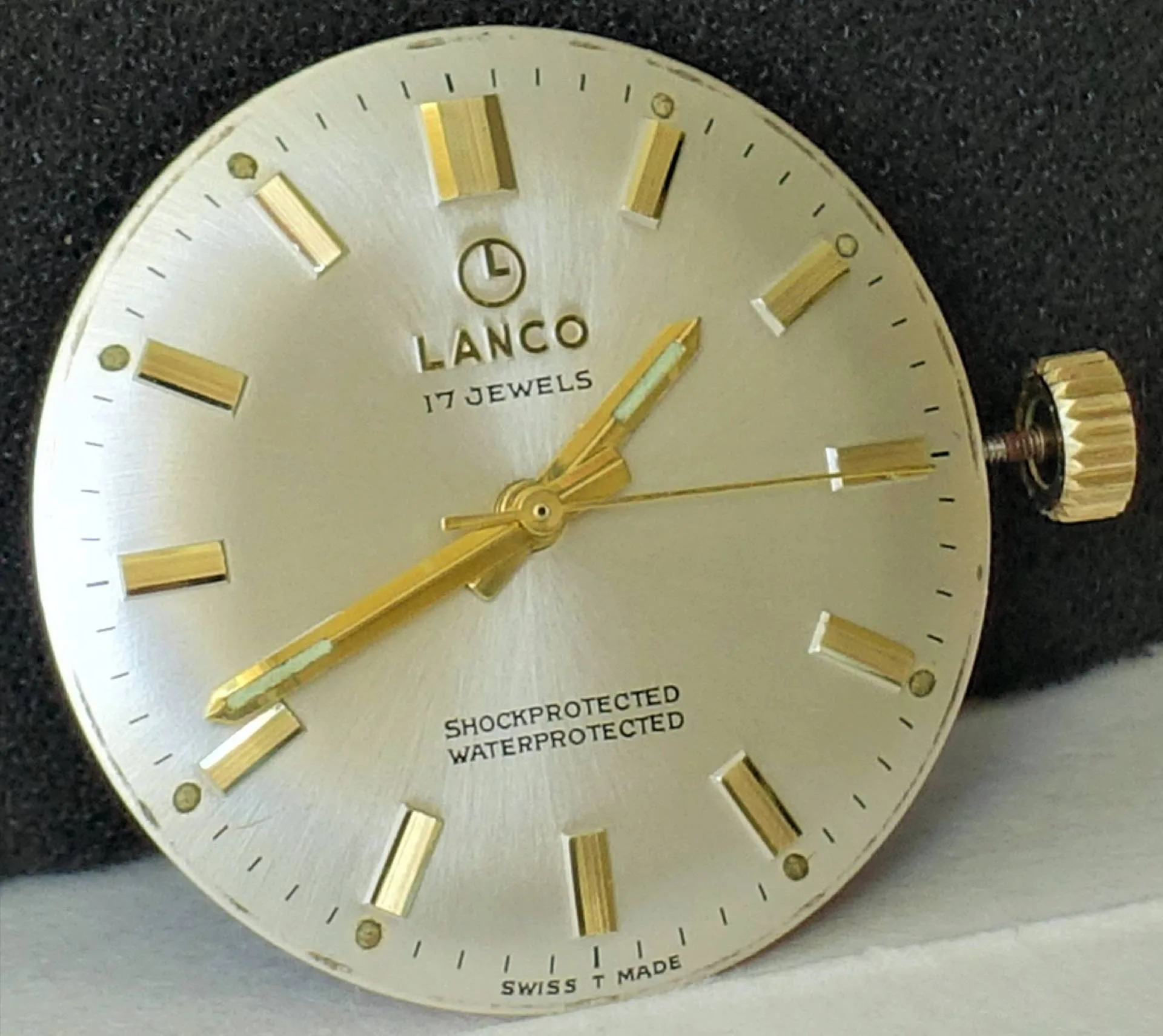 Lanco Uhrwerk mit Zifferblatt Silberfarbenes Uhrwerk mit Zifferblatt und goldfarbenen Zeigern sowie goldfarbenen Indizes.