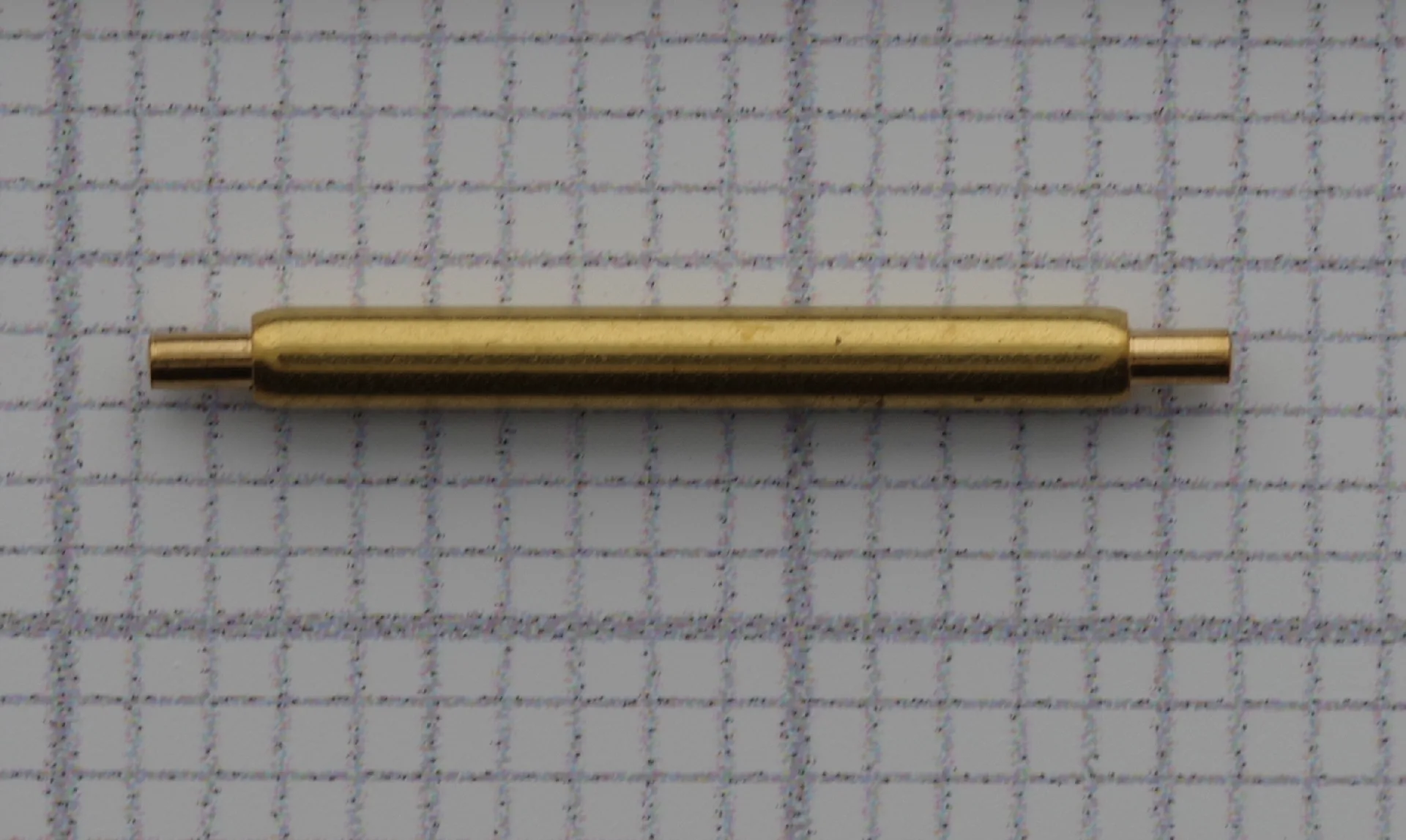 Goldfarbener Federsteg für Uhrenarmbänder mit einer Länge von 20 Millimetern.