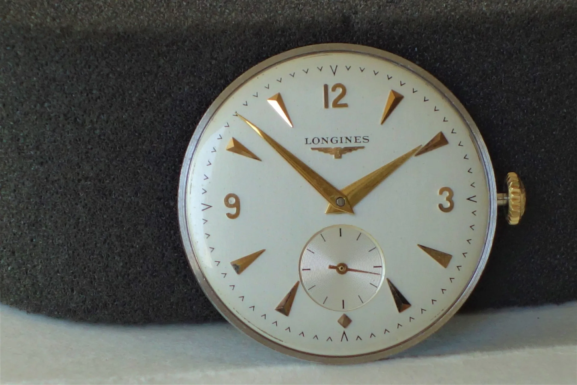 Longines Uhrwerk Zifferblatt Rundes Longines Uhrwerk mit weißem Zifferblatt und goldfarbenen Zeigern.