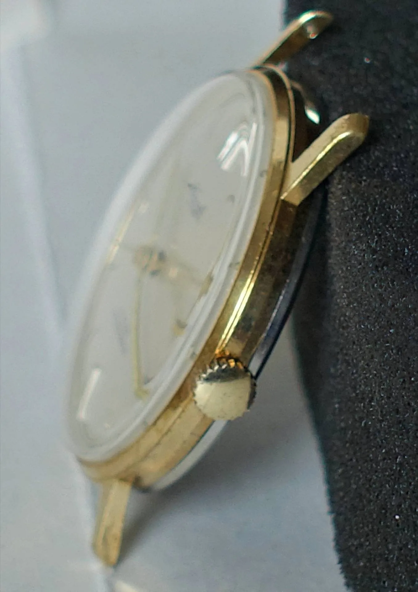 Armbanduhr goldfarben Flache Armbanduhr mit goldfarbenem Gehäuse und weißem Zifferblatt.