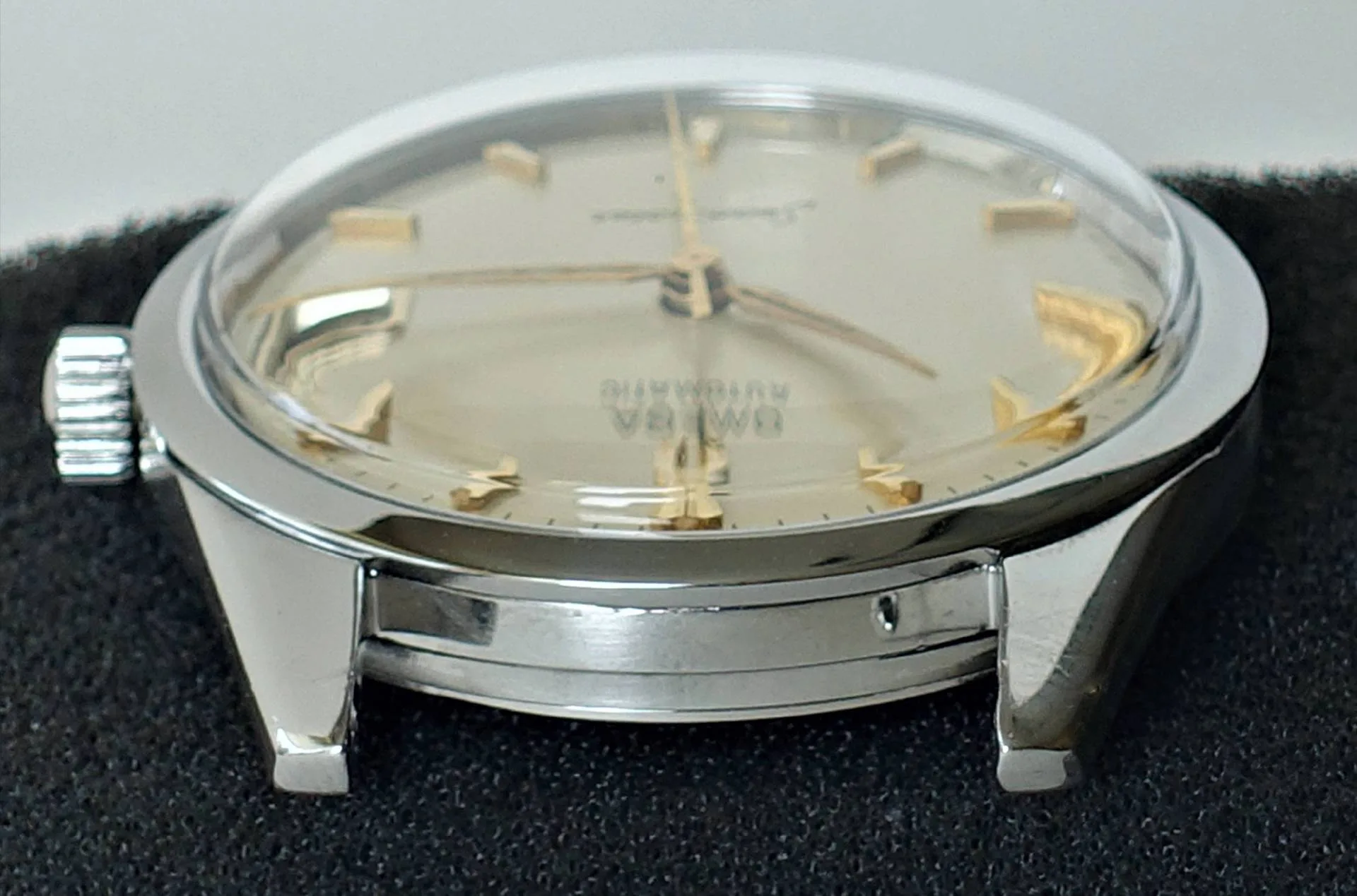 Armbanduhr silberfarben Silberfarbene Armbanduhr mit hellem Zifferblatt und goldfarbenen Zeigern und Indizes.