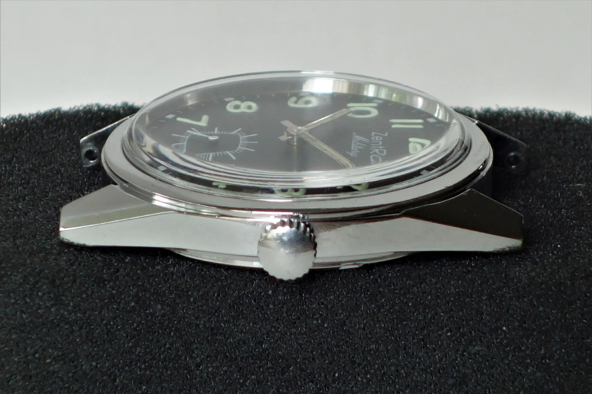 Schwarze Armbanduhr Gehäuse Schwarzes Uhrgehäuse mit silberfarbener Krone und schwarzem Zifferblatt.