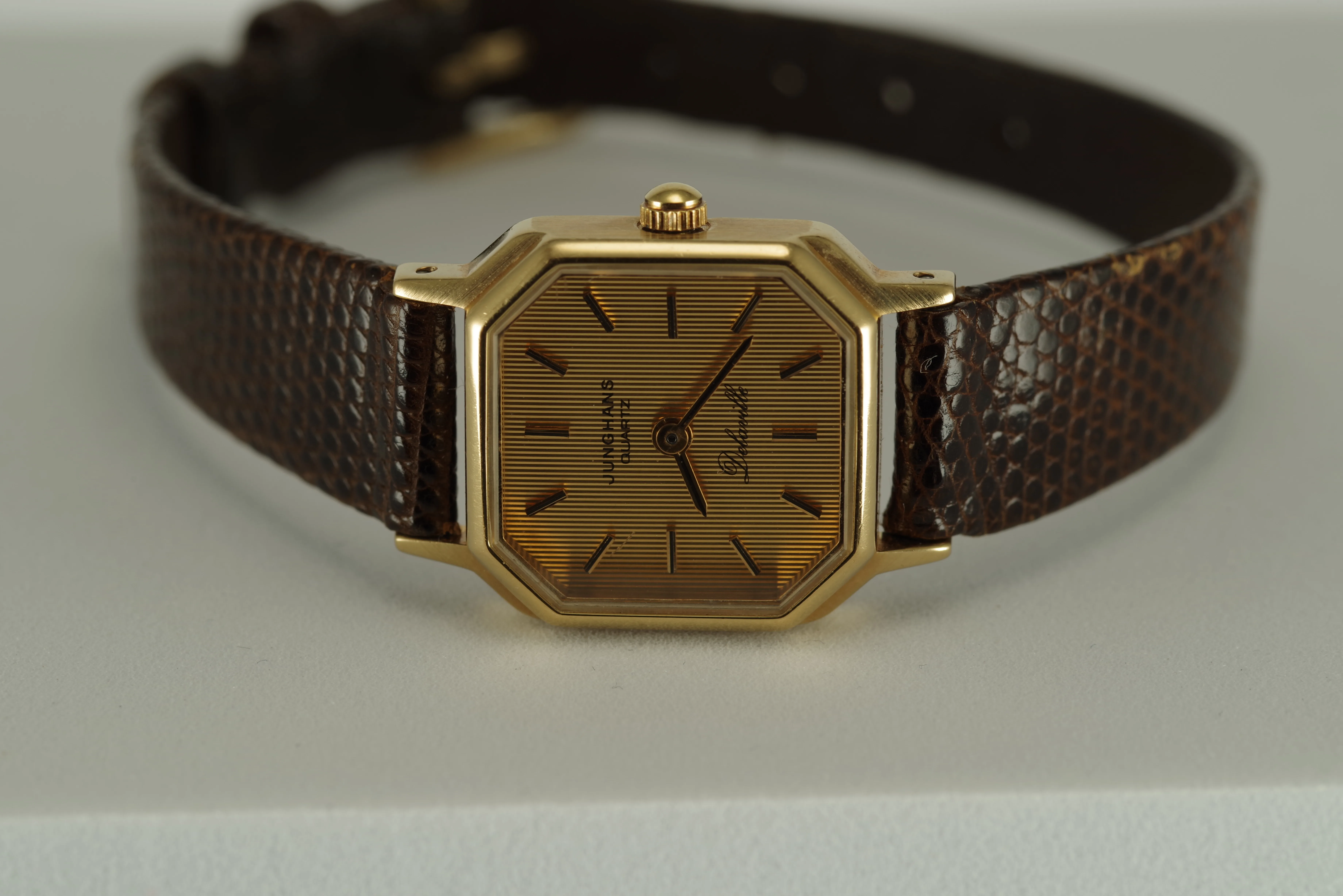 Damen Junghans Vintage Quarz Armbanduhr Delaville goldfarbenes Gehäuse braunes Armband