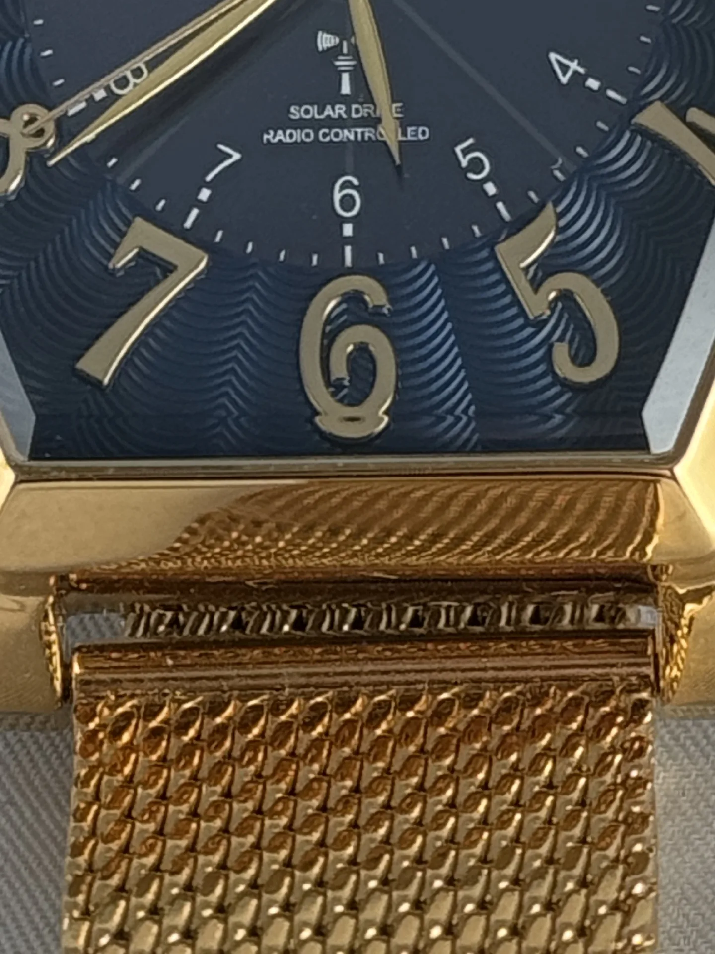 Goldene Solar Funkuhr Goldfarbene Armbanduhr mit blauem Zifferblatt, Solar- und Funksteuerung, sowie goldfarbenem Milanaise-Armband.