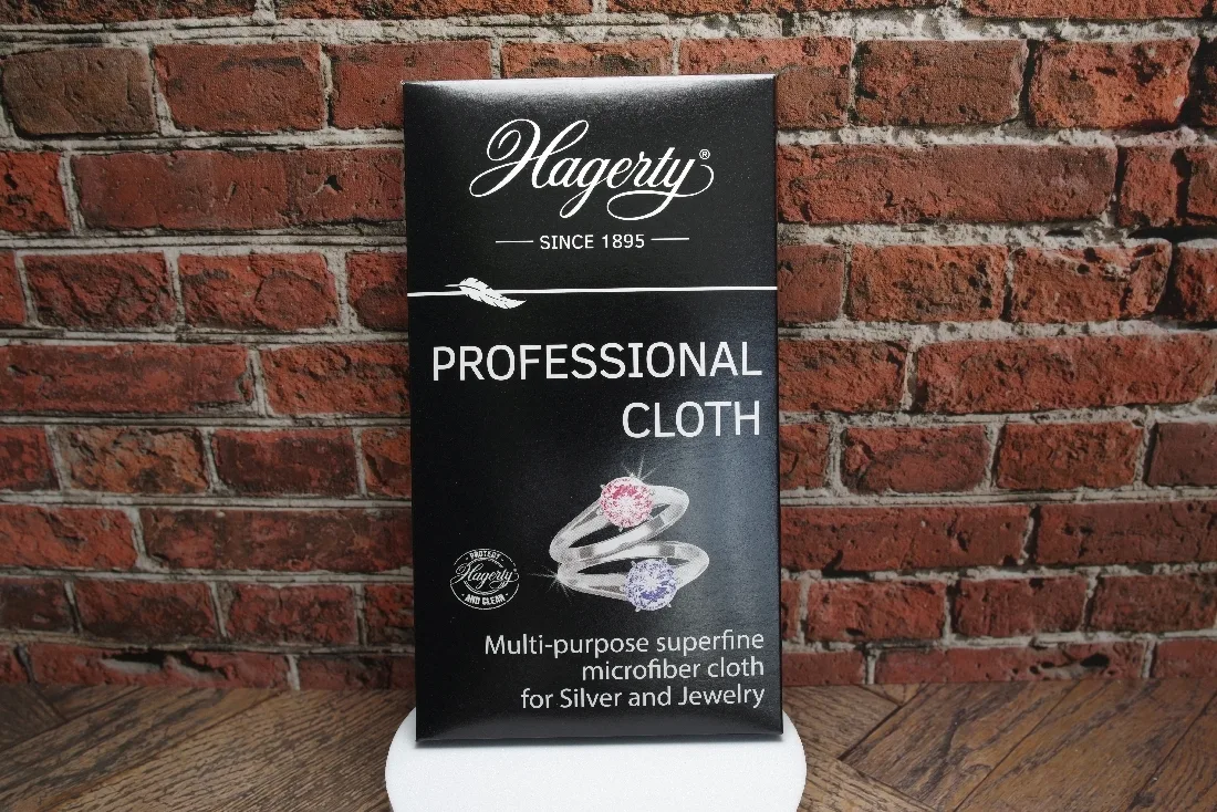 Schwarze Verpackung mit Mikrofasertuch zur Reinigung von Silber und Schmuck.