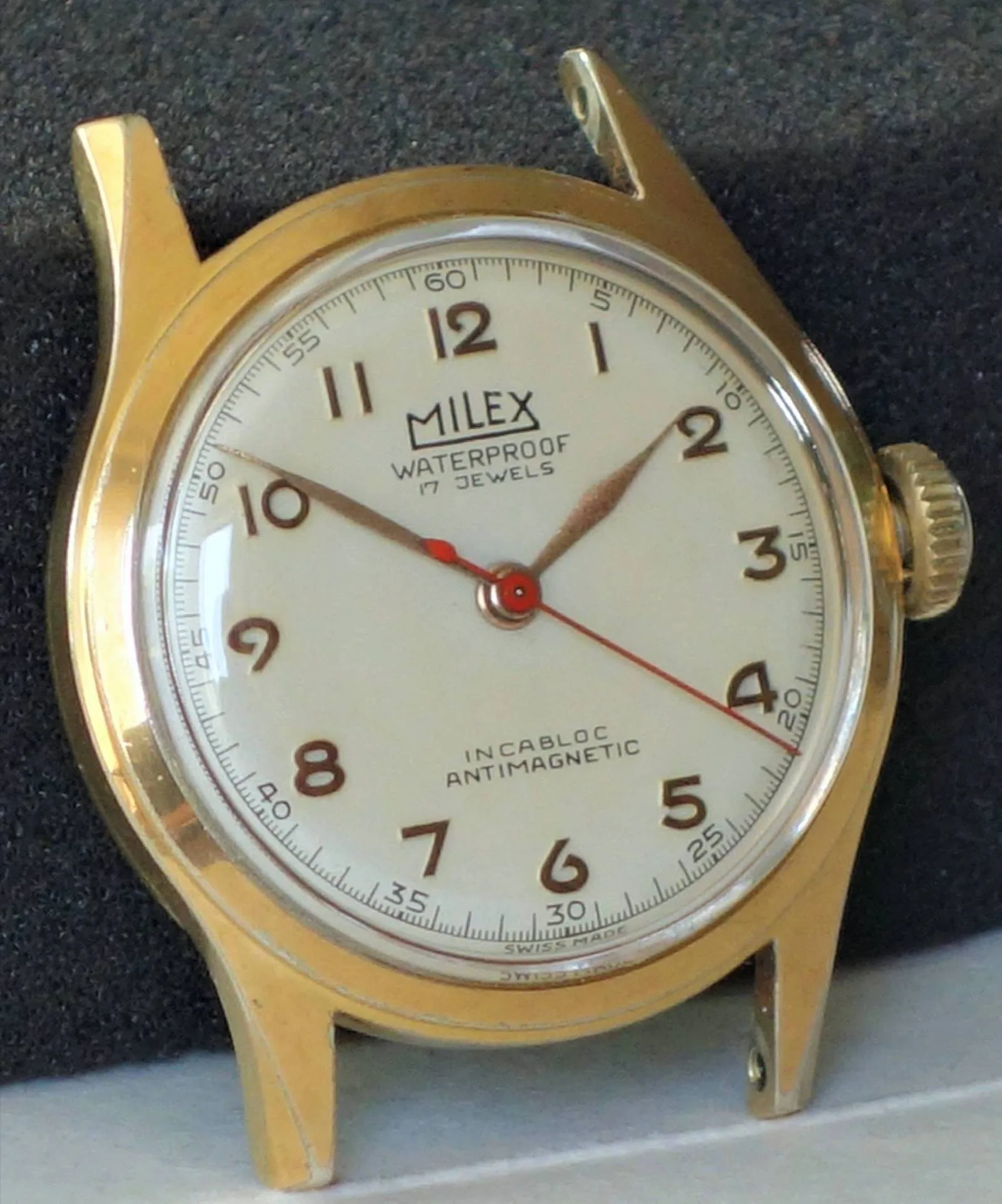 Milex Armbanduhr goldfarben Runde Armbanduhr mit goldfarbenem Gehäuse und hellem Zifferblatt, Marke Milex, mit drei Zeigern.