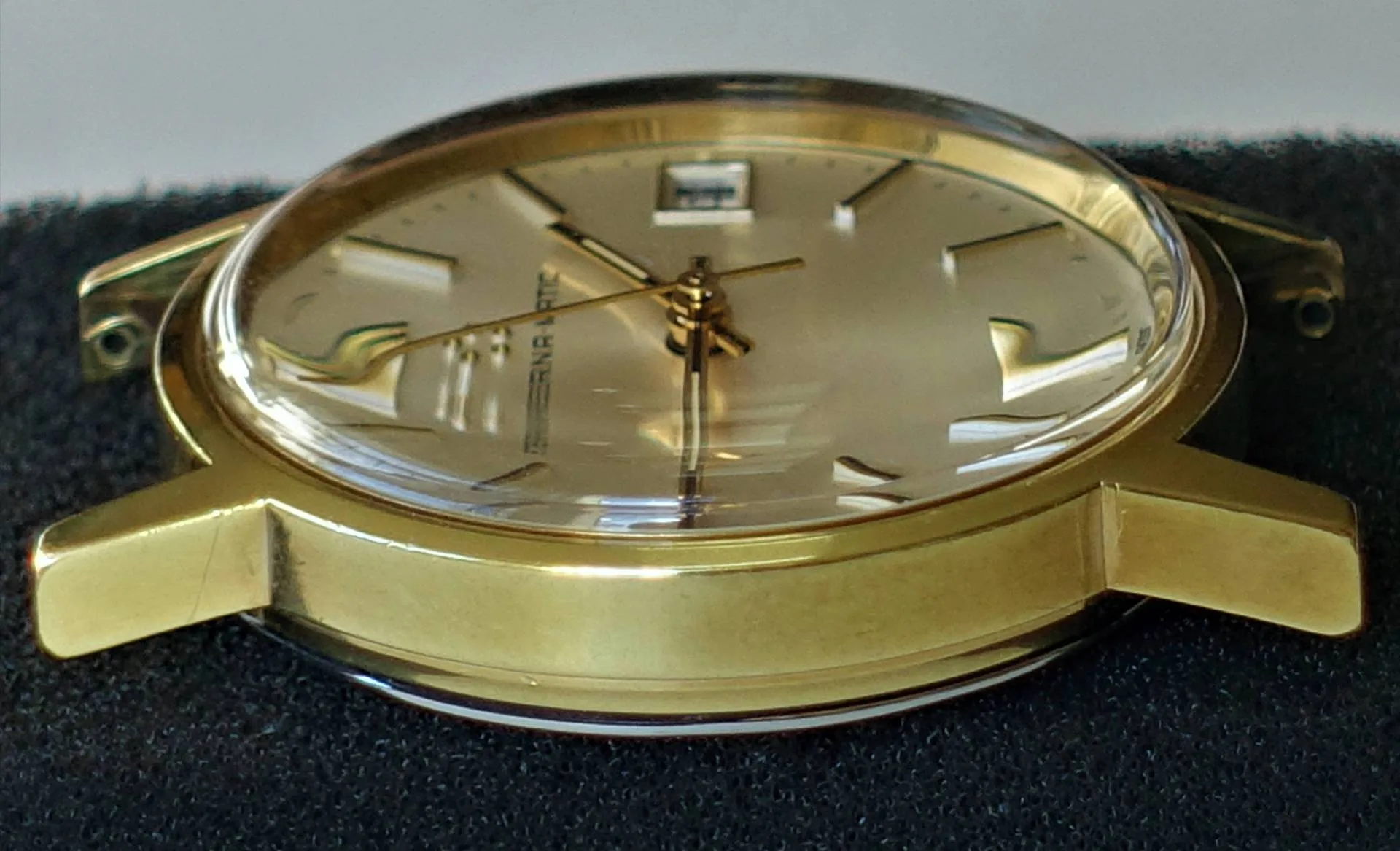 Armbanduhr goldfarben Goldfarbene Armbanduhr mit hellem Zifferblatt und Datum.