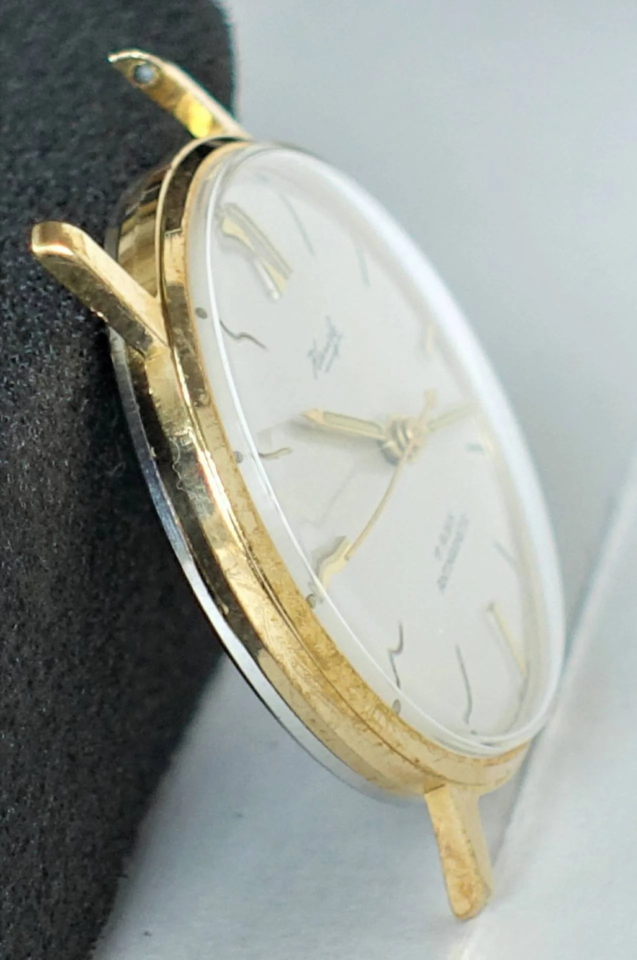Armbanduhr goldfarben Flache Armbanduhr mit goldfarbenem Gehäuse und hellem Zifferblatt.