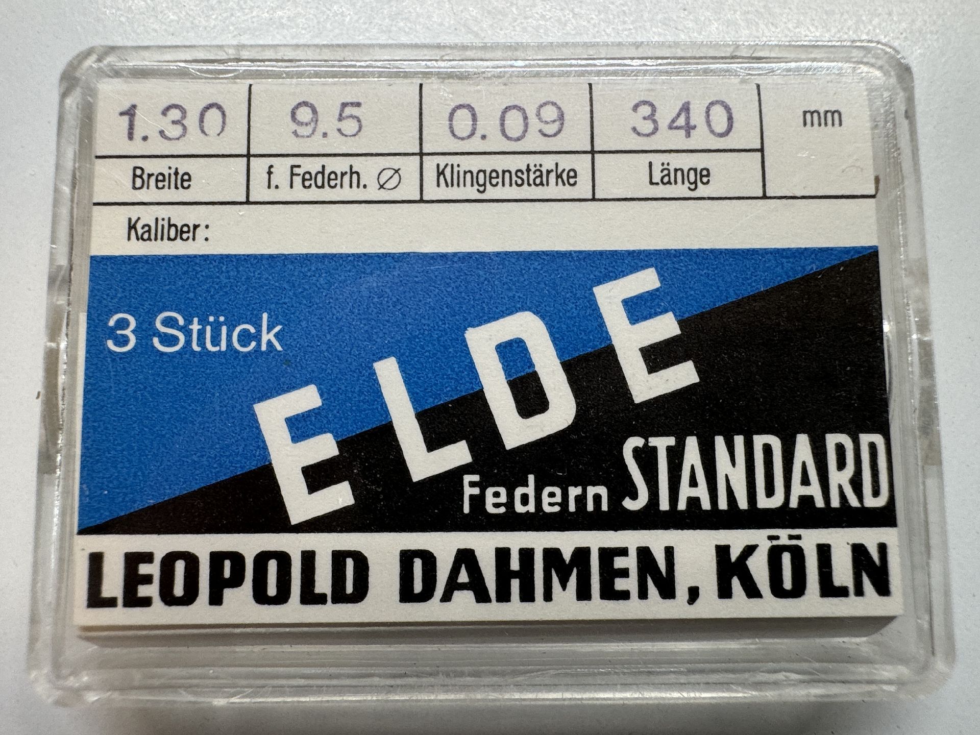 Verpackung mit drei Ersatz-Federn für Uhrwerke, beschriftet mit technischen Angaben.