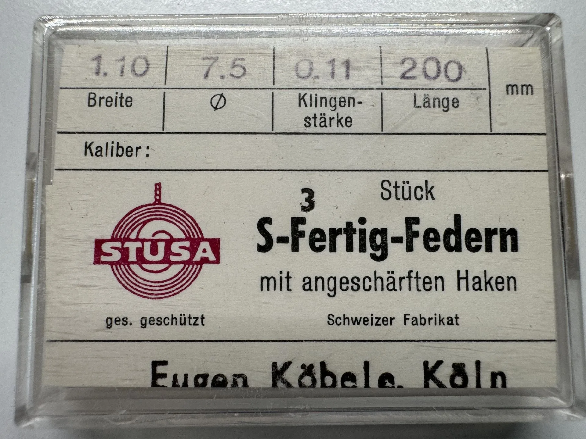 Verpackung mit drei S-Fertig-Federn für Uhren mit angeschärften Haken.