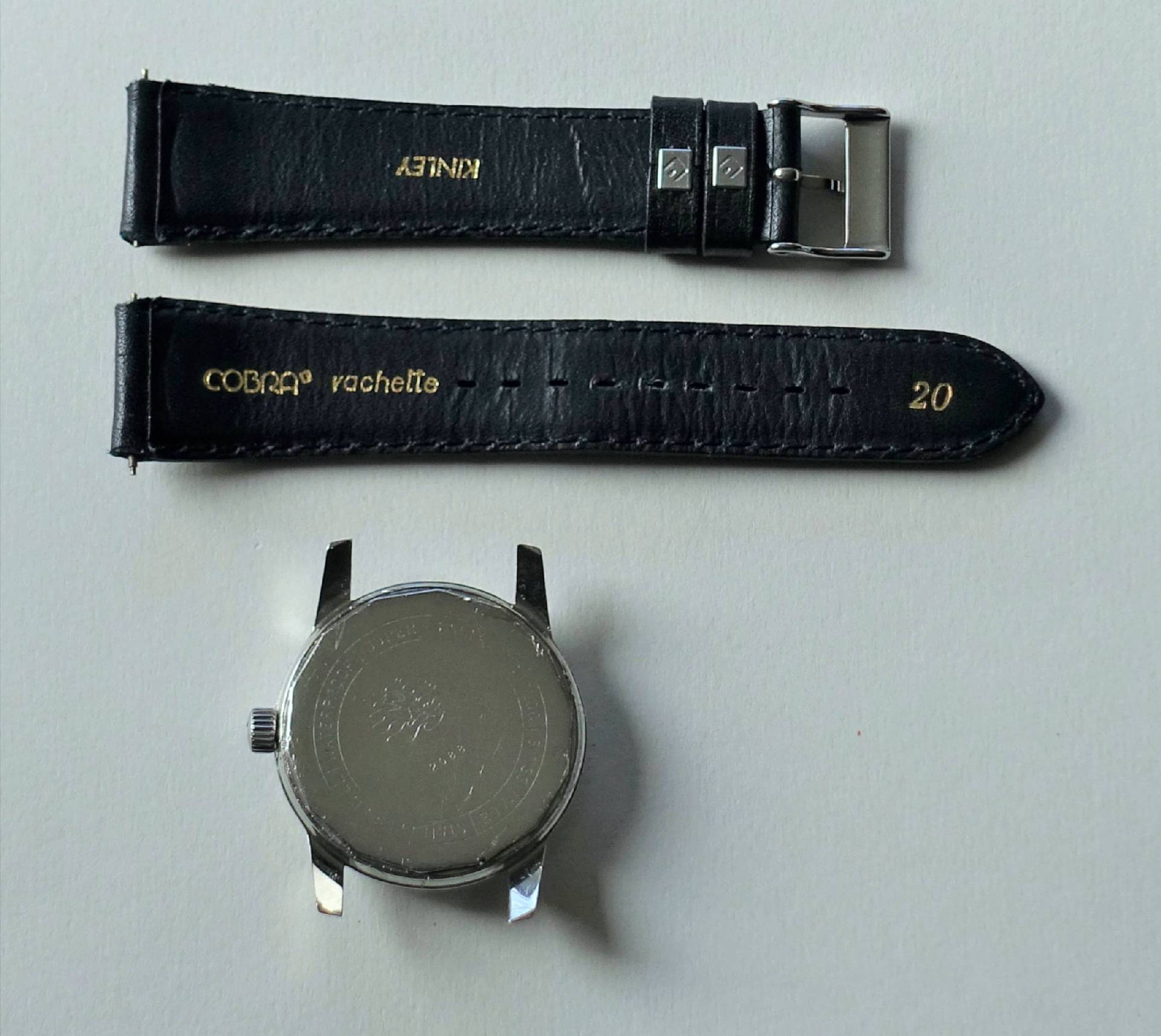 Schwarzes Lederarmband und Uhrensockel mit COBRA-Logo