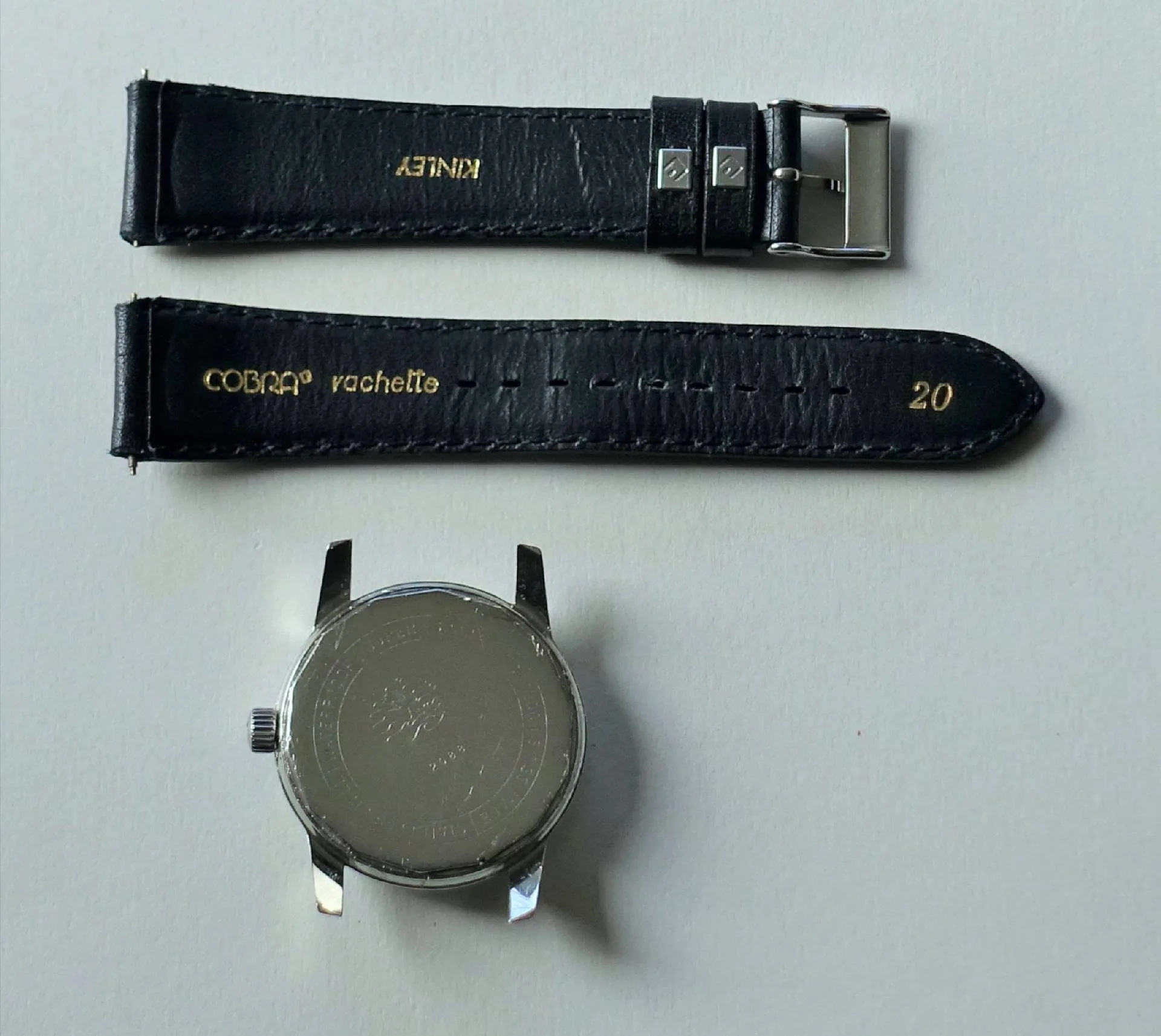 Schwarzes Uhrenarmband und Uhrengehäuse von COBRA Schwarzes Lederarmband und Uhrensockel mit COBRA-Logo