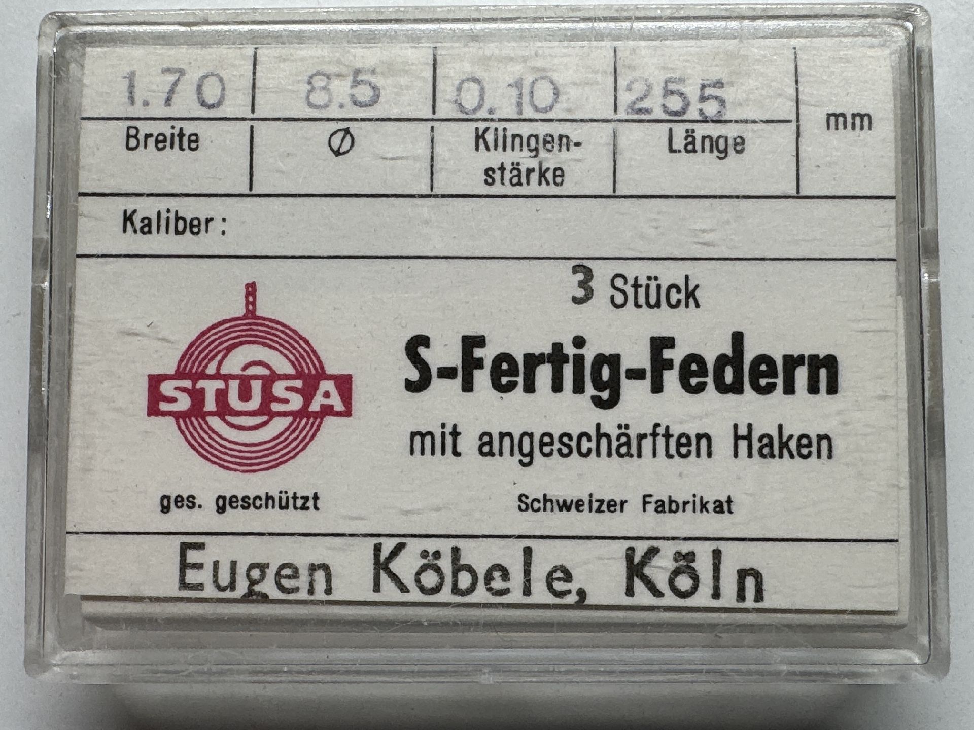 Kunststoffdose mit drei Uhrmacher-Federn der Marke STUSA mit angeschärften Haken.