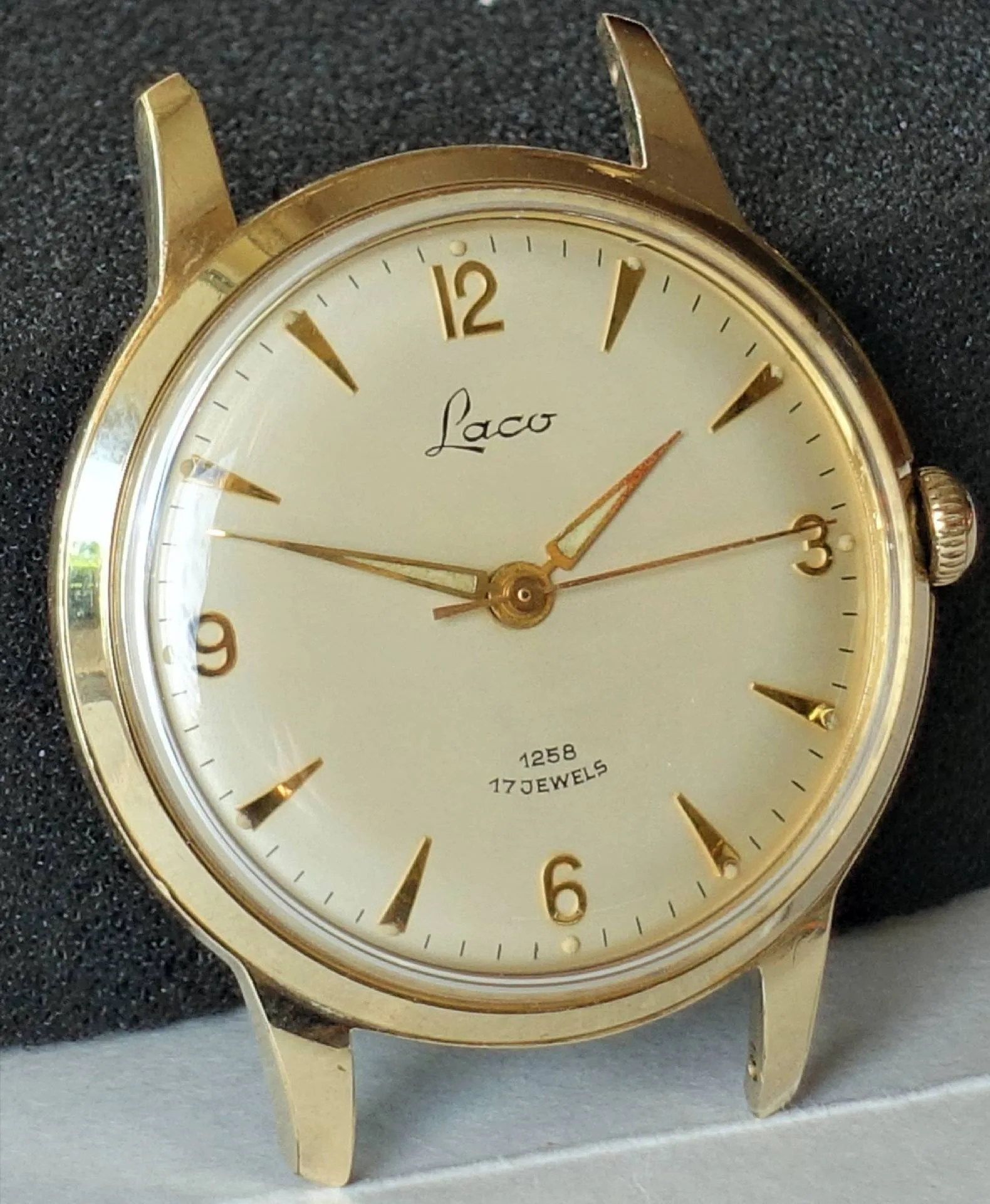 Laco Armbanduhr goldfarben Runde Armbanduhr mit goldfarbenem Gehäuse, hellem Zifferblatt und goldfarbenen Zeigern.