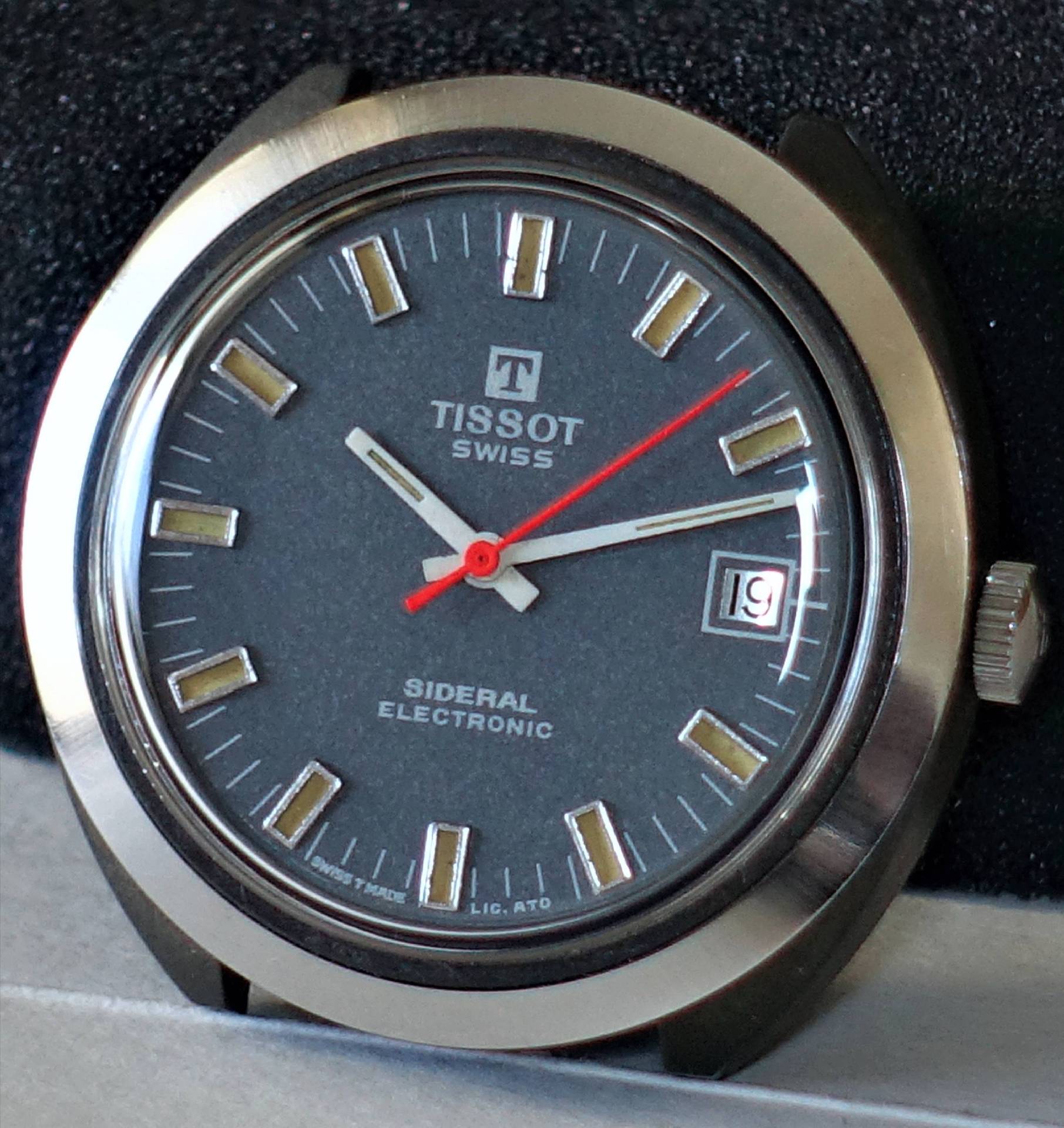 Tissot Sidereal Electronic Armbanduhr mit schwarzem Ziffernblatt und roten Zeigern