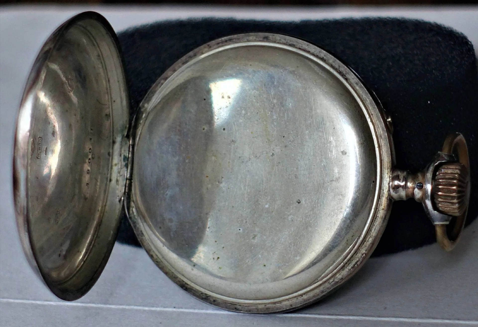 Taschenuhr Gehäuse silberfarben Geöffnetes silberfarbenes Gehäuse einer Taschenuhr ohne Uhrwerk und Zifferblatt.