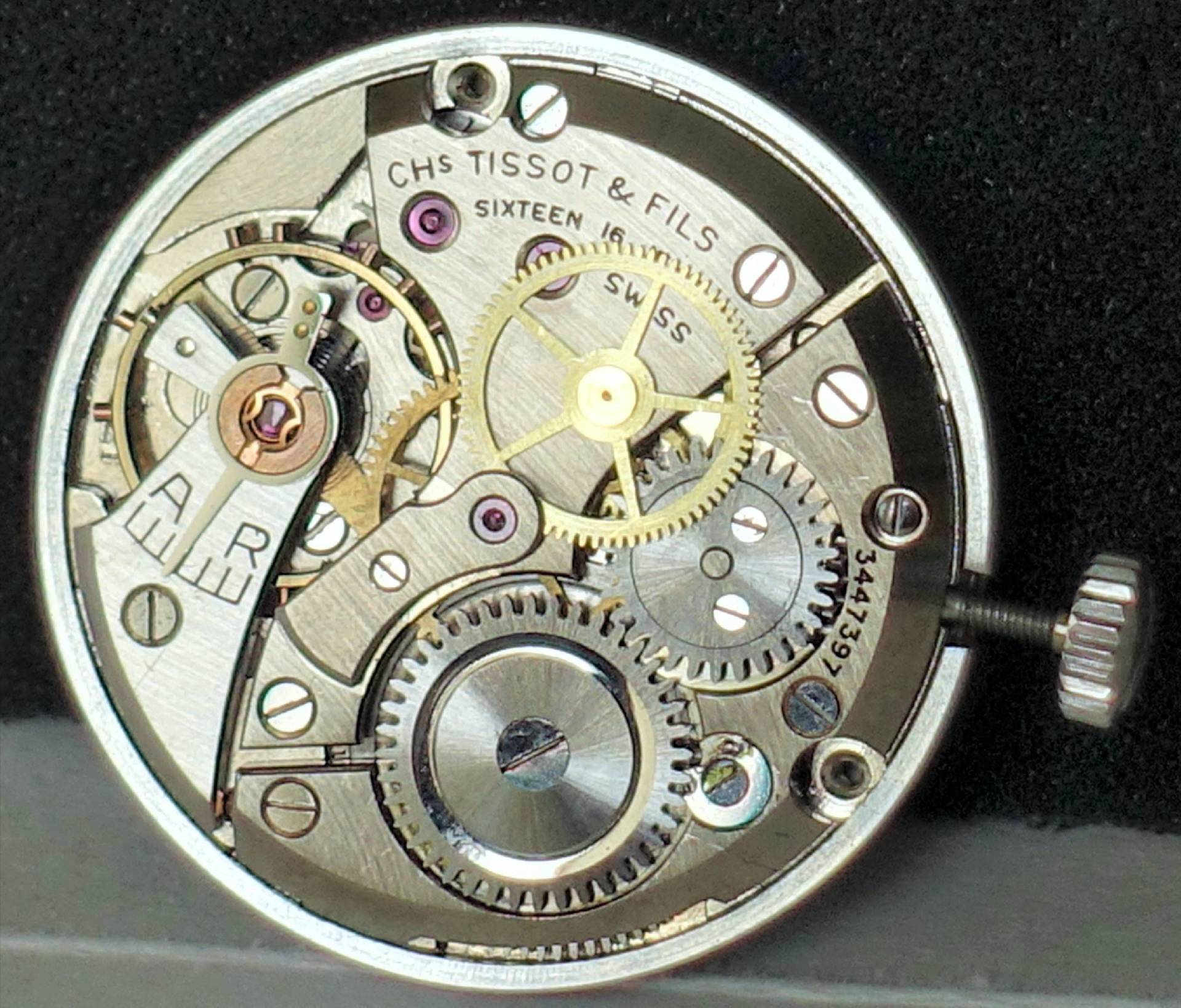 Mechanisches Uhrwerk von Tissot mit sichtbaren Zahnrädern und Gravur "CHS TISSOT & FILS".
