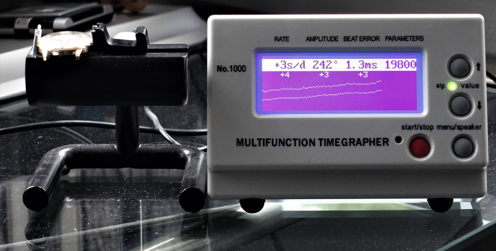 Elektronisches Zeitwaagen Messgerät mit Display zur Überprüfung mechanischer Uhren.