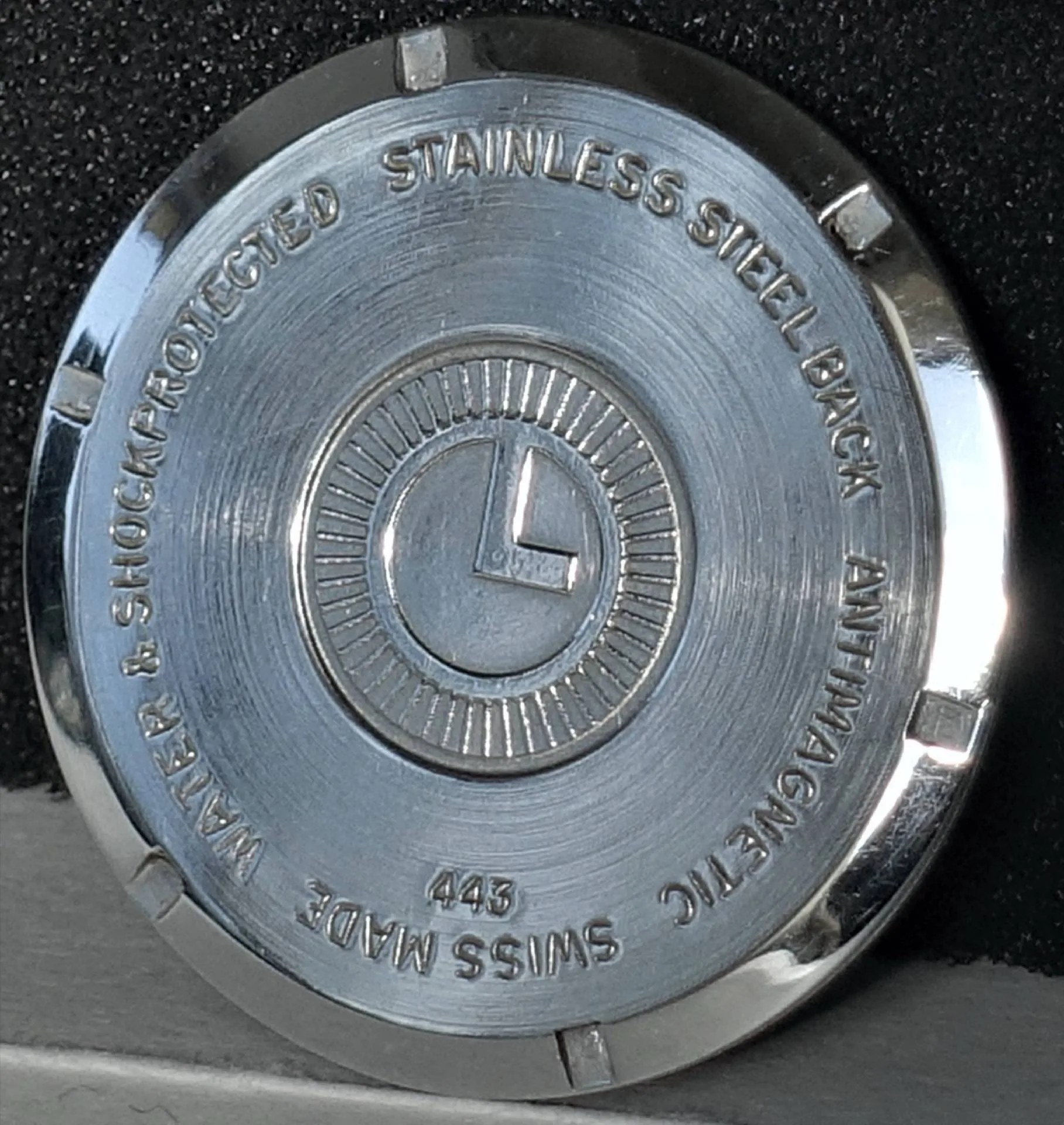 Uhrboden silberfarben Silberfarbener runder Uhrboden mit Gravur und zentralem Logo.