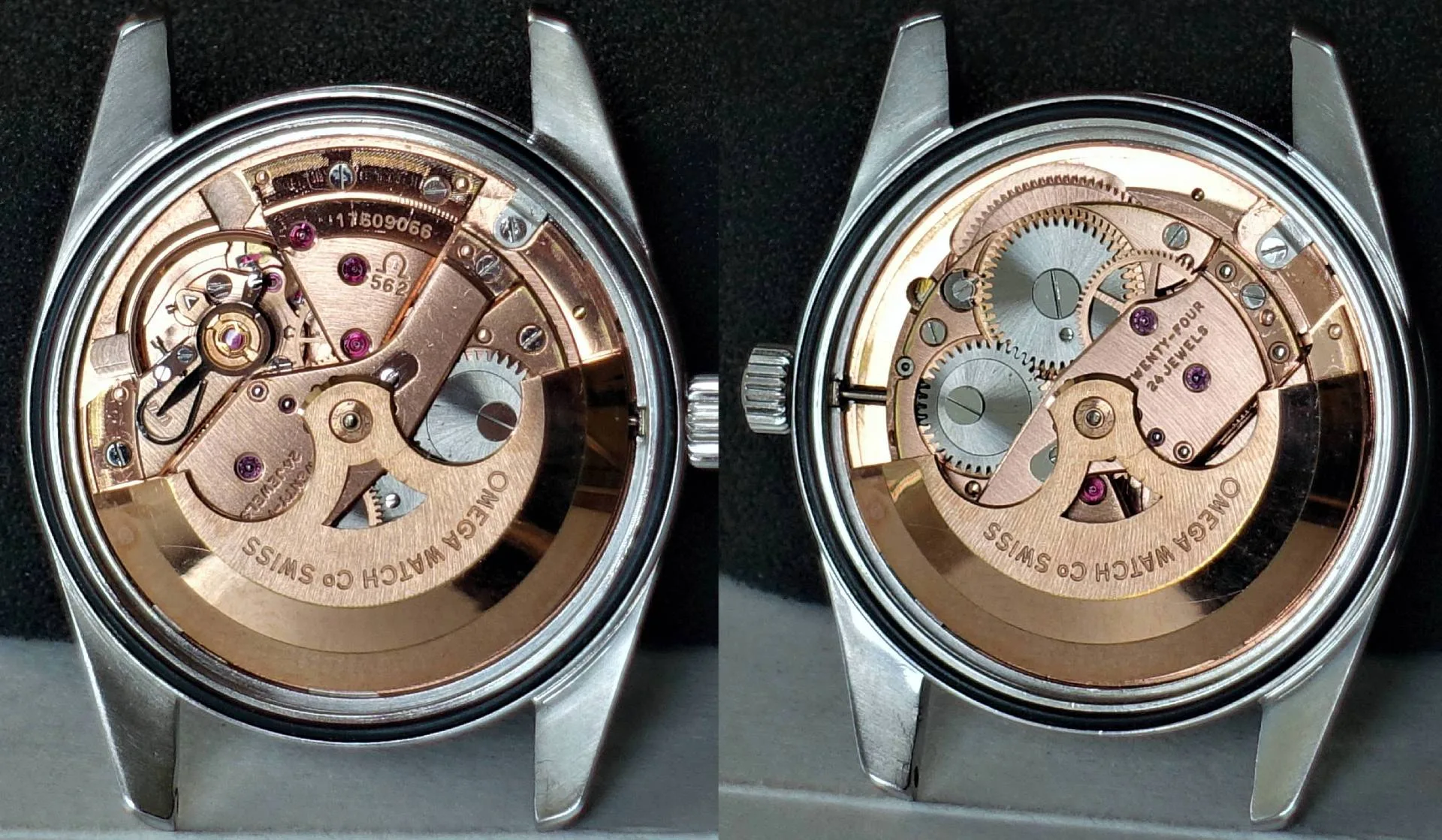 Uhrwerk Omega 562 Mechanisches Uhrwerk in roségoldener Farbe mit sichtbaren Zahnrädern und Gravur "OMEGA WATCH CO SWISS".