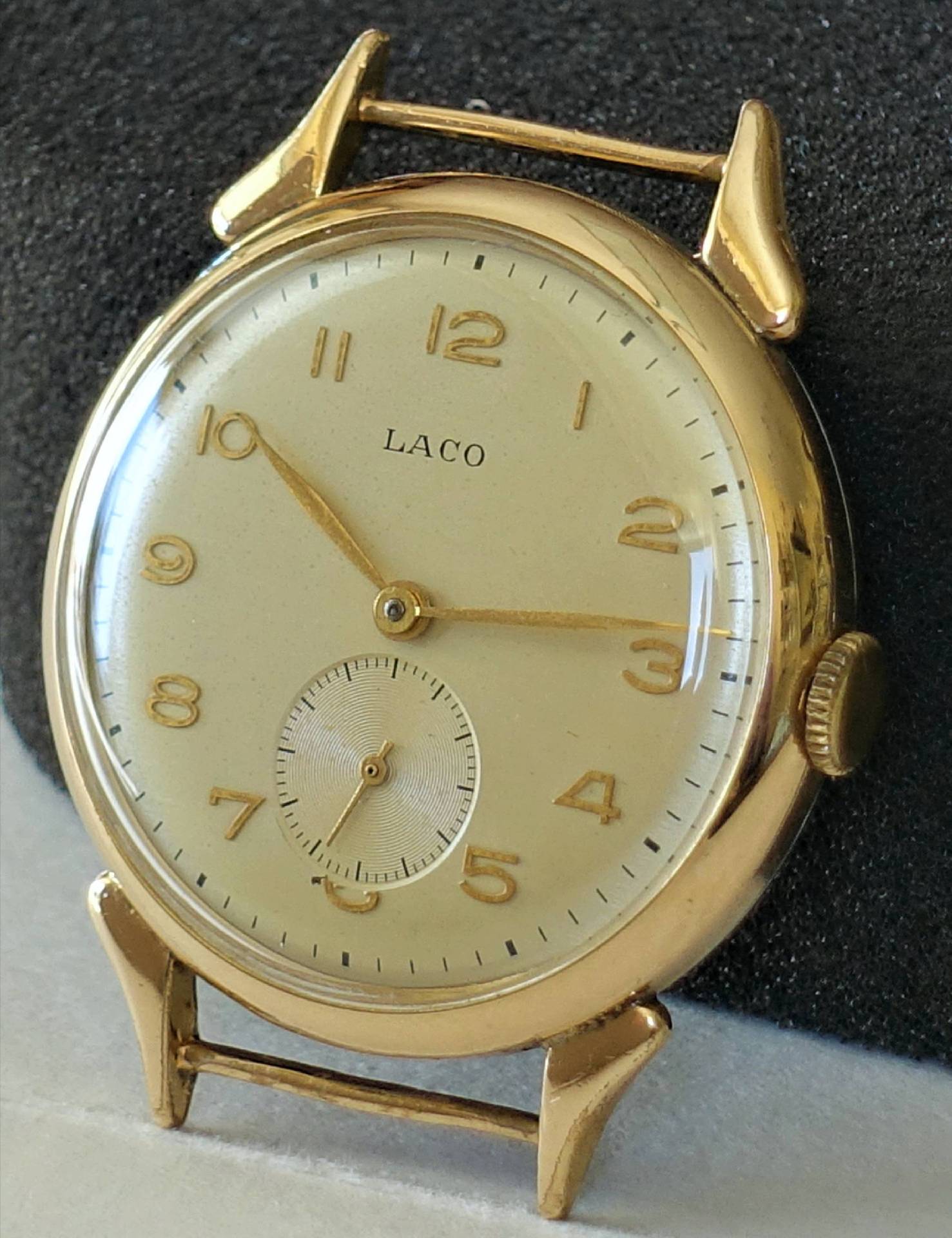 Goldfarbene Armbanduhr mit hellem Zifferblatt und kleiner Sekunde, Marke Laco.