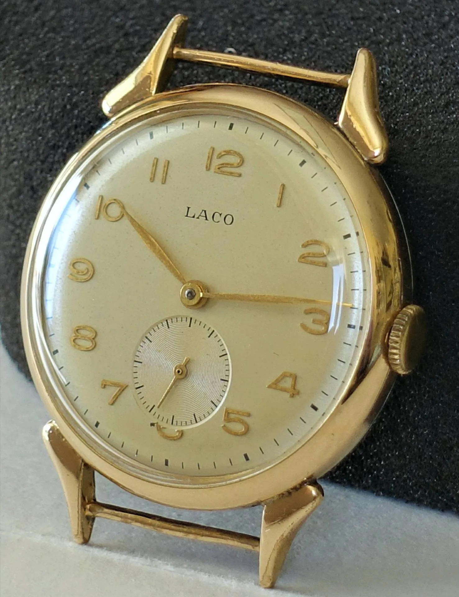 Laco Armbanduhr goldfarben Goldfarbene Armbanduhr mit hellem Zifferblatt und kleiner Sekunde, Marke Laco.