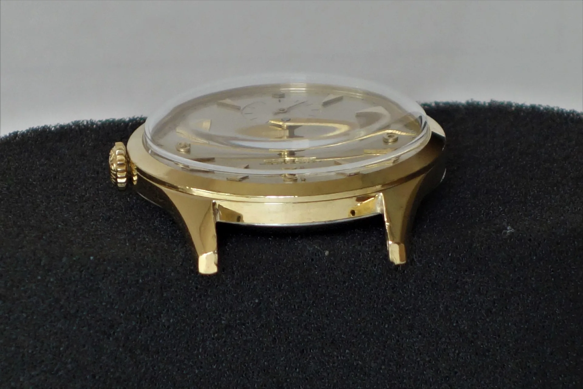 Uhrgehäuse goldfarben Goldfarbenes Uhrgehäuse mit transparenter Abdeckung und seitlicher Krone.