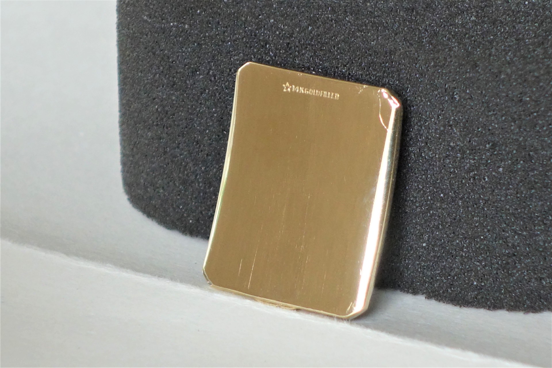 Rechteckiger, goldfarbener Gehäuseboden für Armbanduhren.