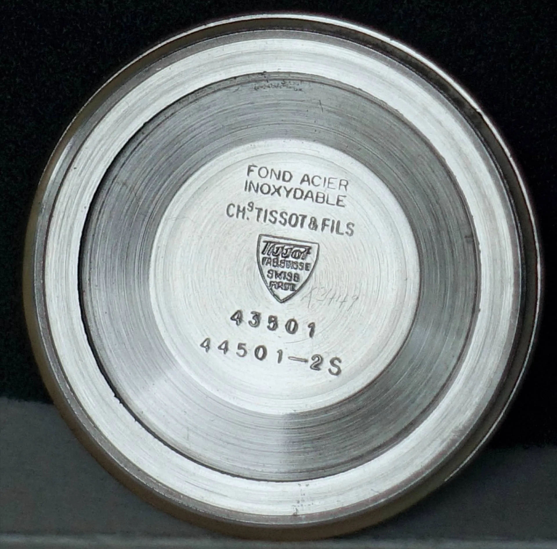 Silberfarbener Edelstahlboden für Tissot Armbanduhren mit Gravur und Modellnummern.