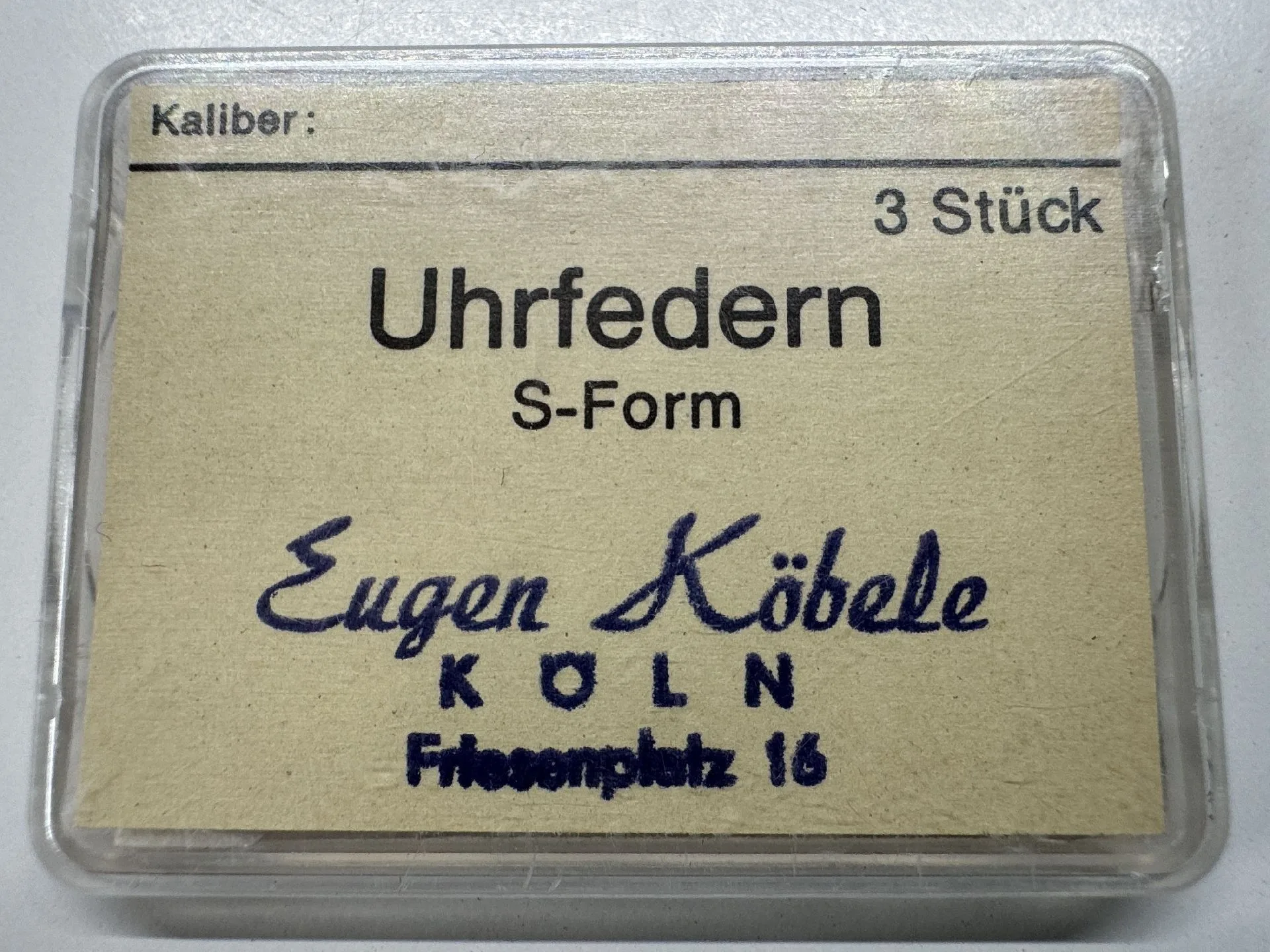 Uhrfedern S-Form Verpackung mit drei S-förmigen Uhrfedern für Uhren.