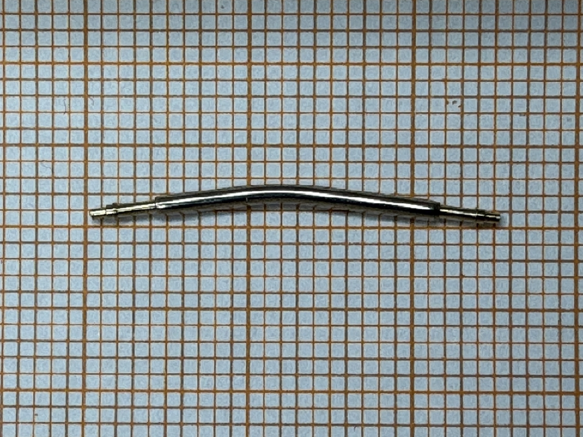 Gebogener Federsteg aus Metall für Uhrenarmbänder.