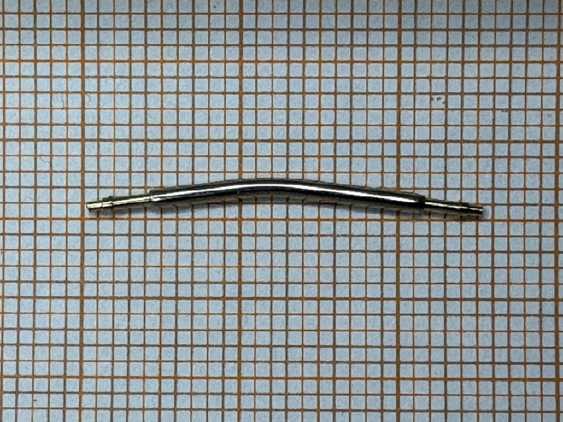 Gebogener Federsteg Metall Gebogener Federsteg aus Metall für Uhrenarmbänder.