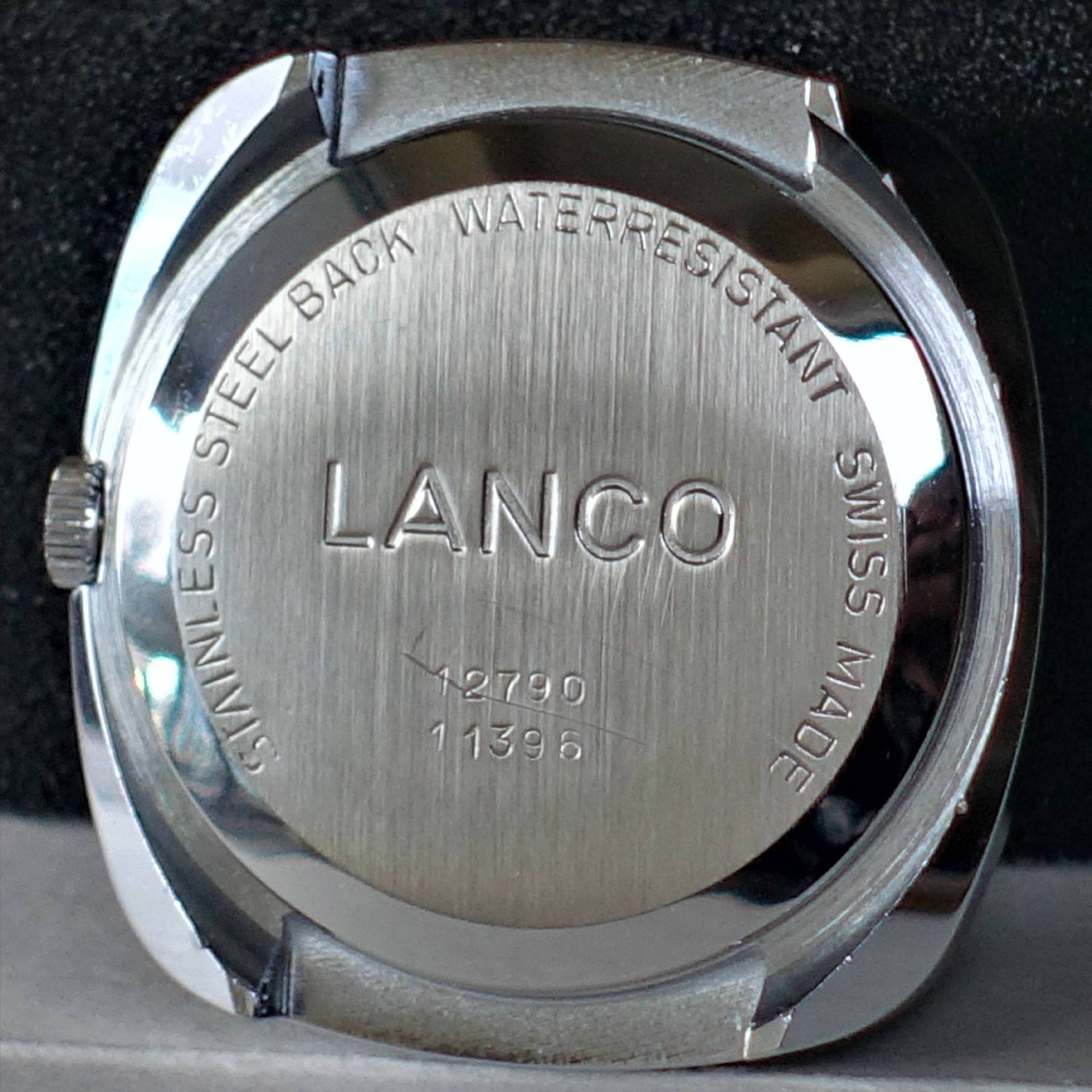 Silberfarbener Gehäuseboden einer Lanco Armbanduhr mit Gravur.